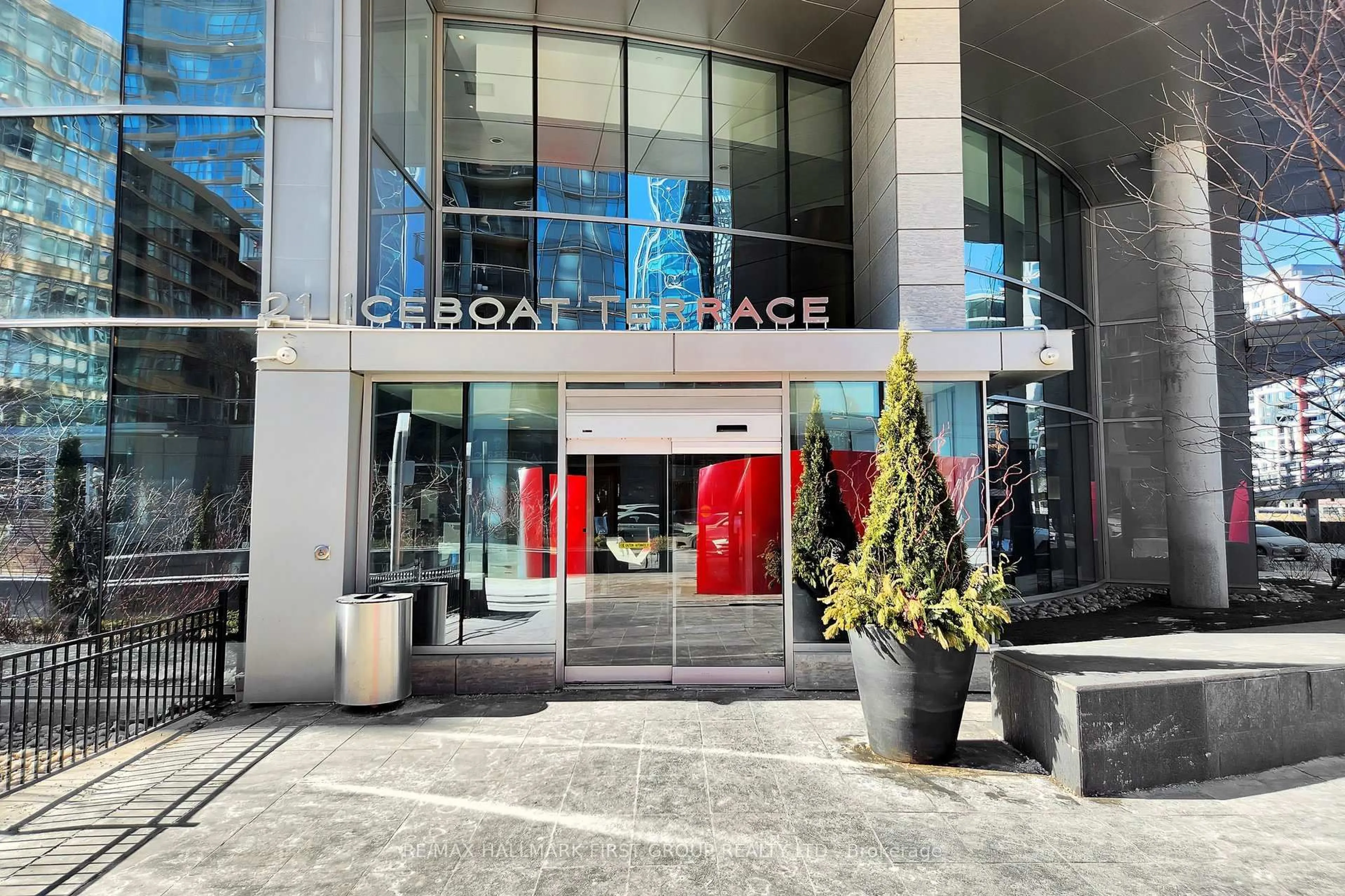 Indoor foyer for 21 Iceboat Terr #530, Toronto Ontario M5V 4A9