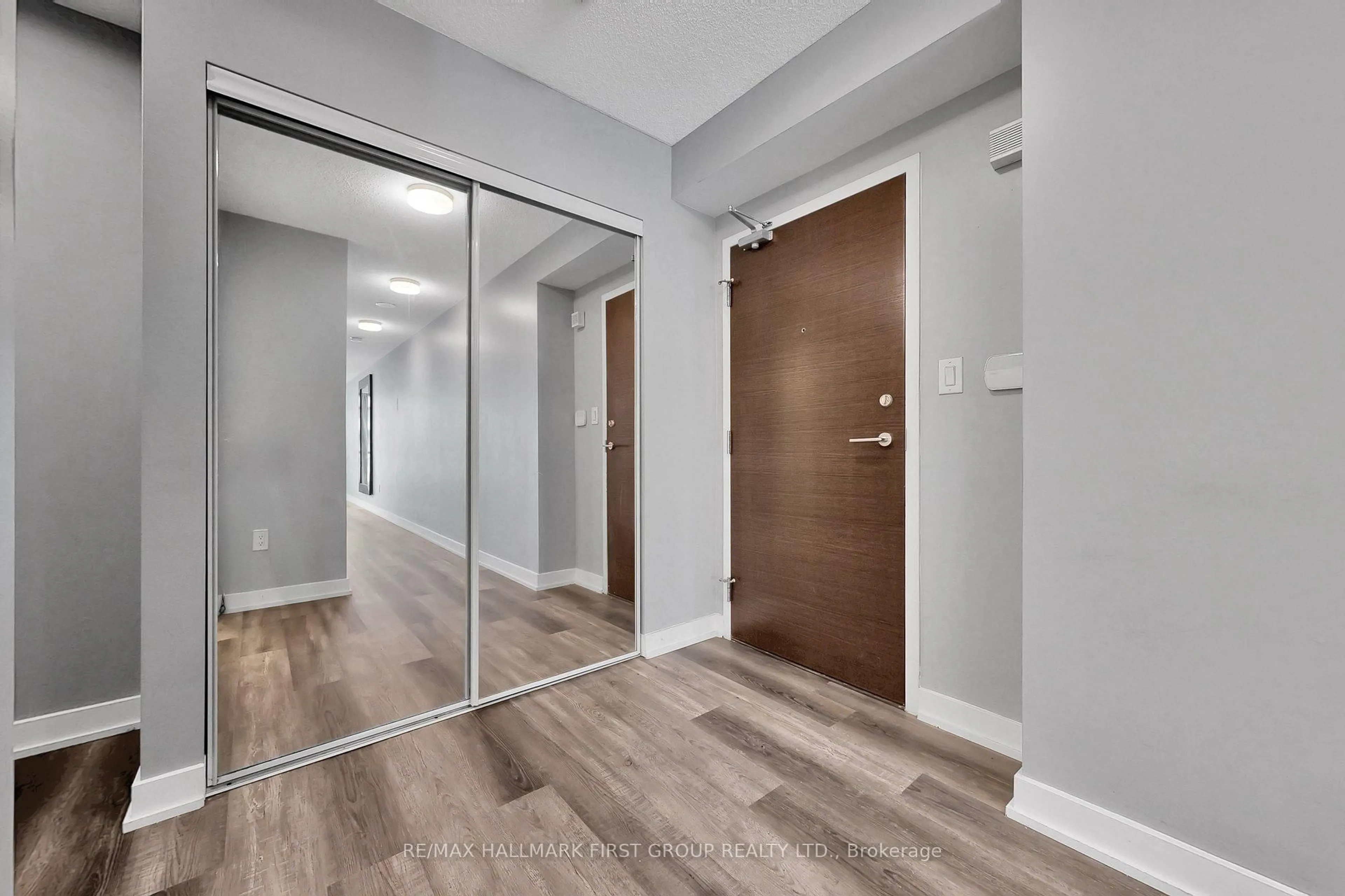 Indoor entryway for 21 Iceboat Terr #530, Toronto Ontario M5V 4A9