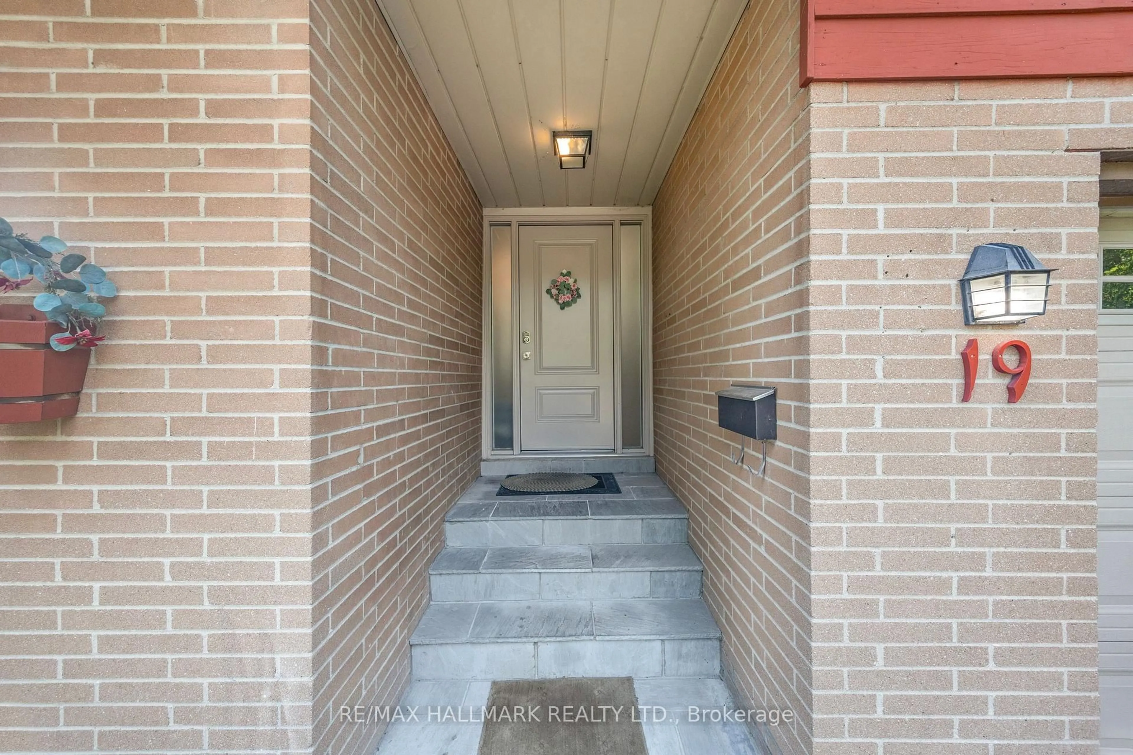 Indoor entryway for 19 Talwood Dr, Toronto Ontario M3B 2P4