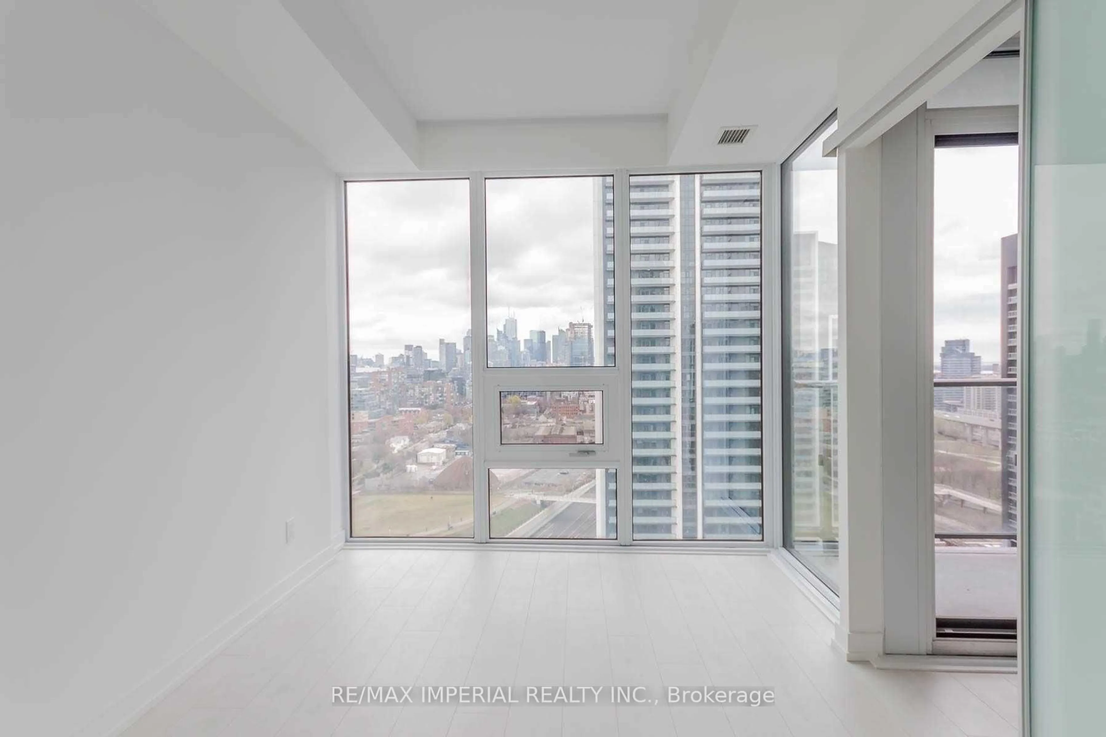 Indoor foyer for 19 Western Battery Rd #2001, Toronto Ontario M6K 3S4