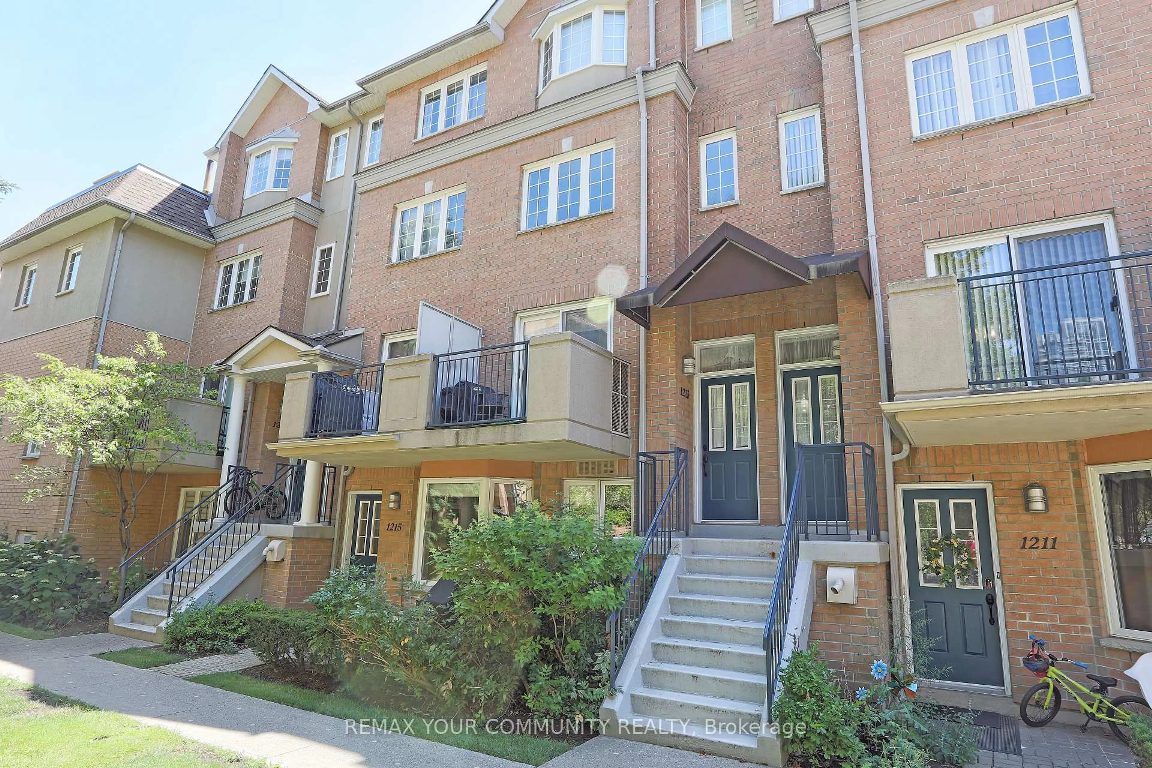 Patio, street for 28 Sommerset Way #1213, Toronto Ontario M2N 6W7
