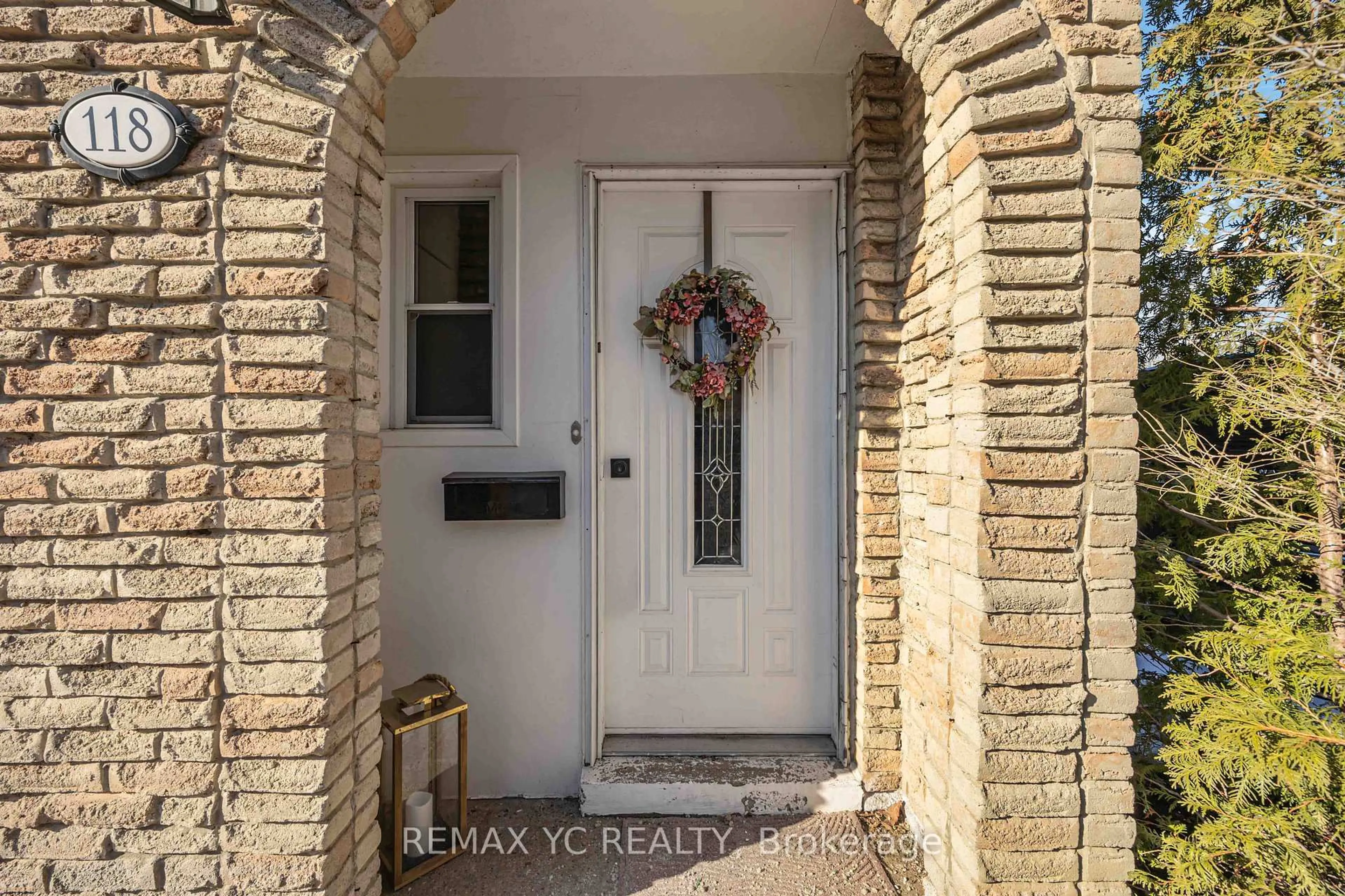 Indoor entryway for 118 Tangle Briarway, Toronto Ontario M2J 2M4