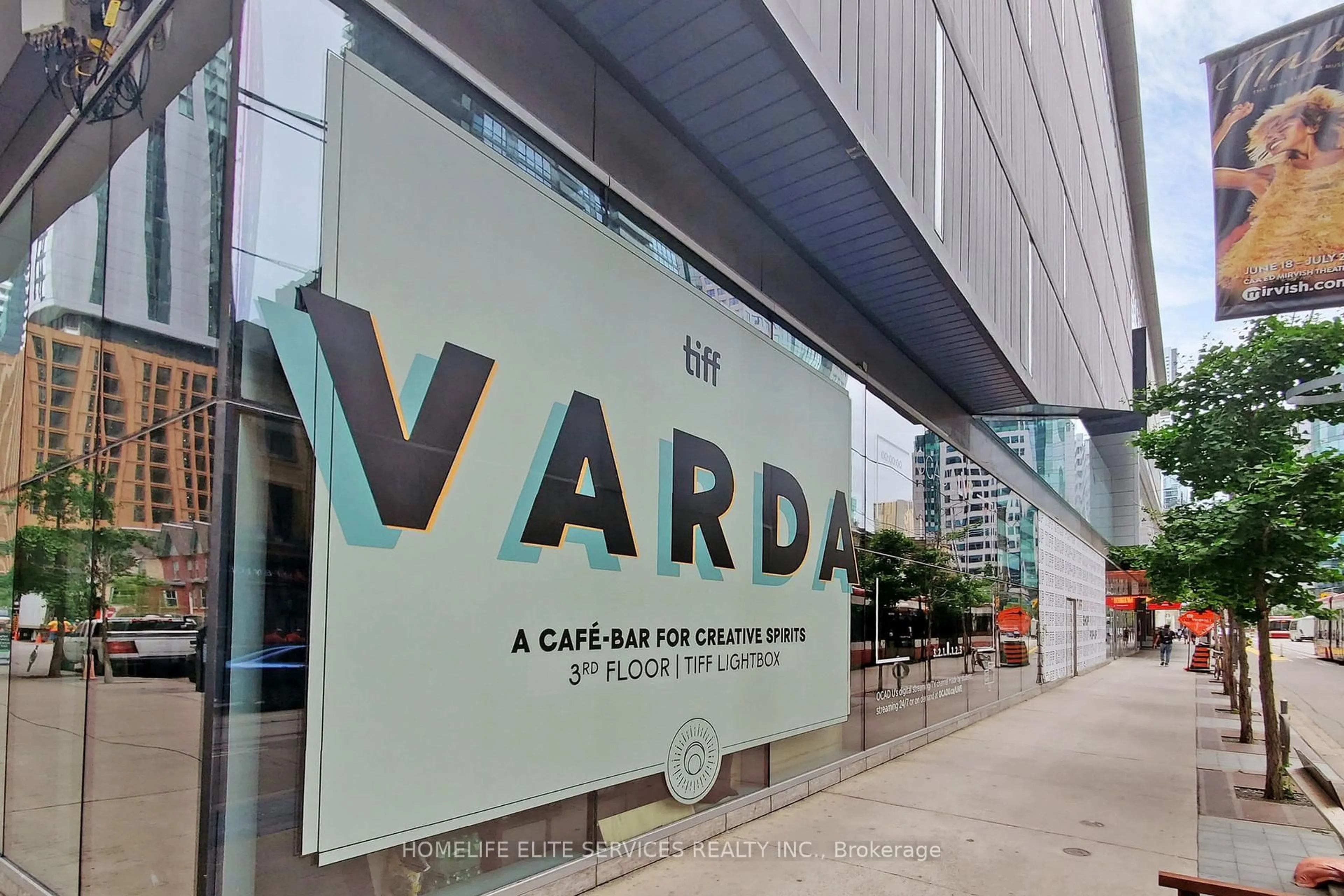 Indoor foyer for 327 King St #702, Toronto Ontario M5V 0W7