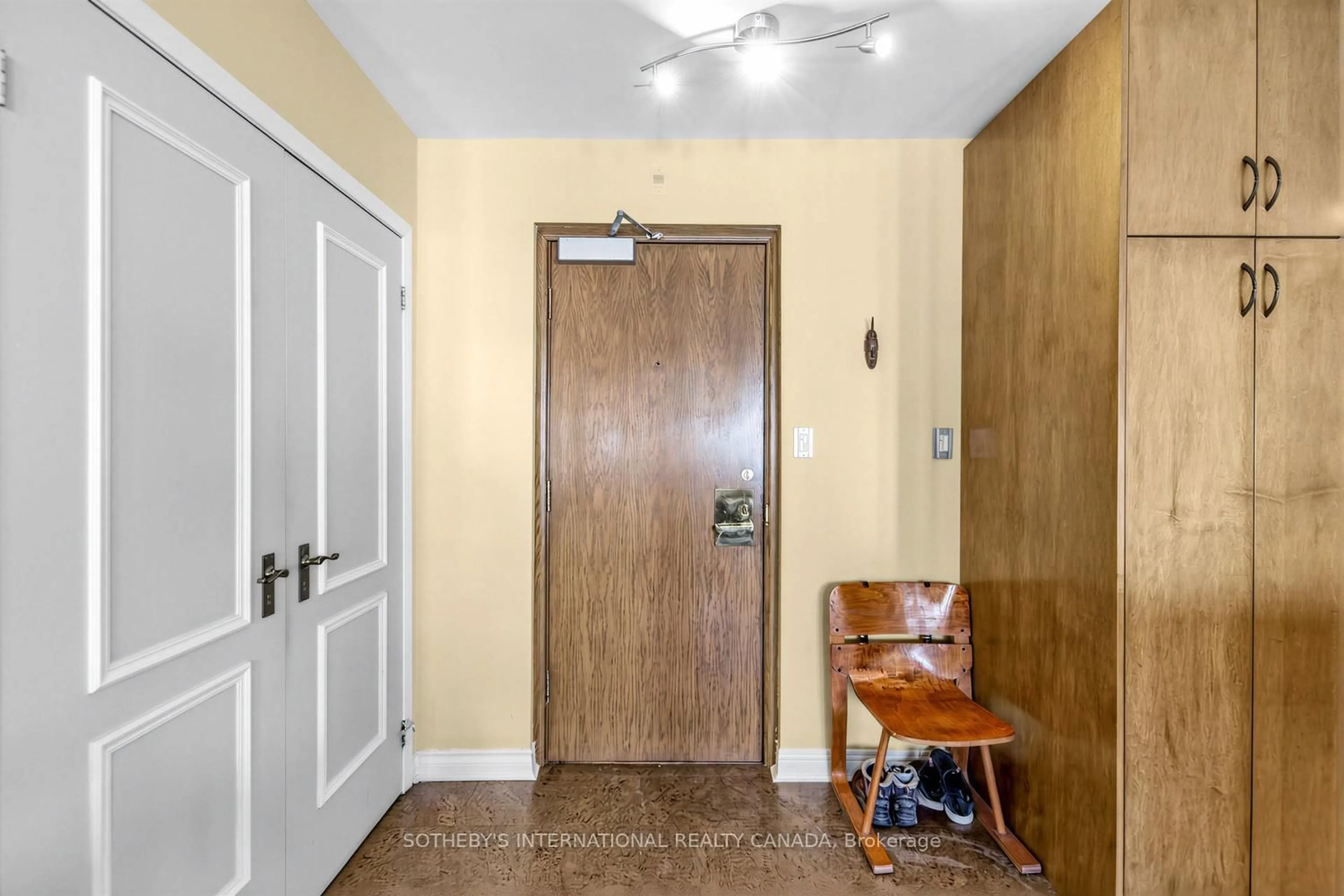 Indoor foyer for 8 Hawthorn Ave #202, Toronto Ontario M4W 2Z2