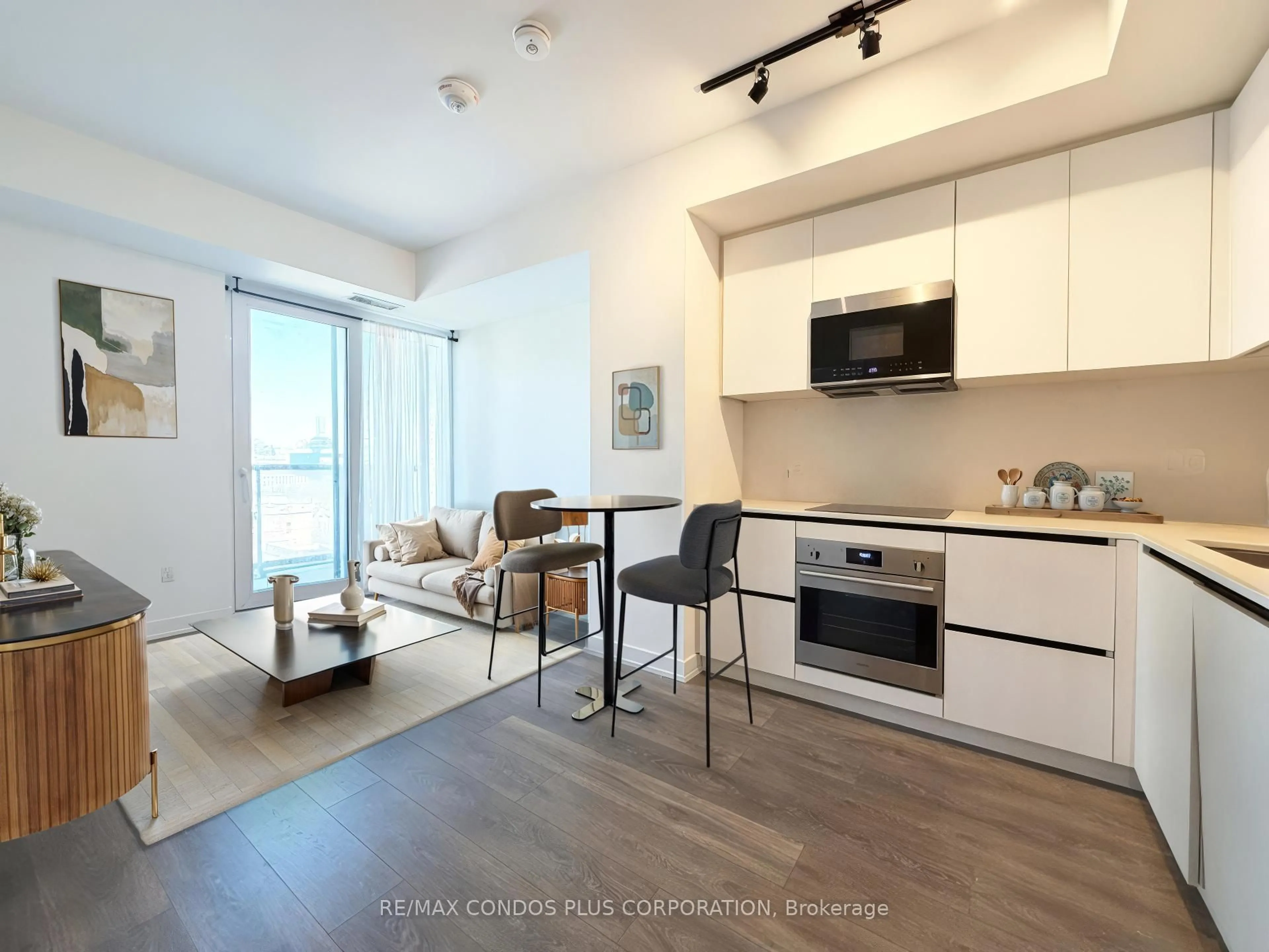 Open concept kitchen, wood/laminate floor for 108 Peter St #1525, Toronto Ontario M5V 0W2