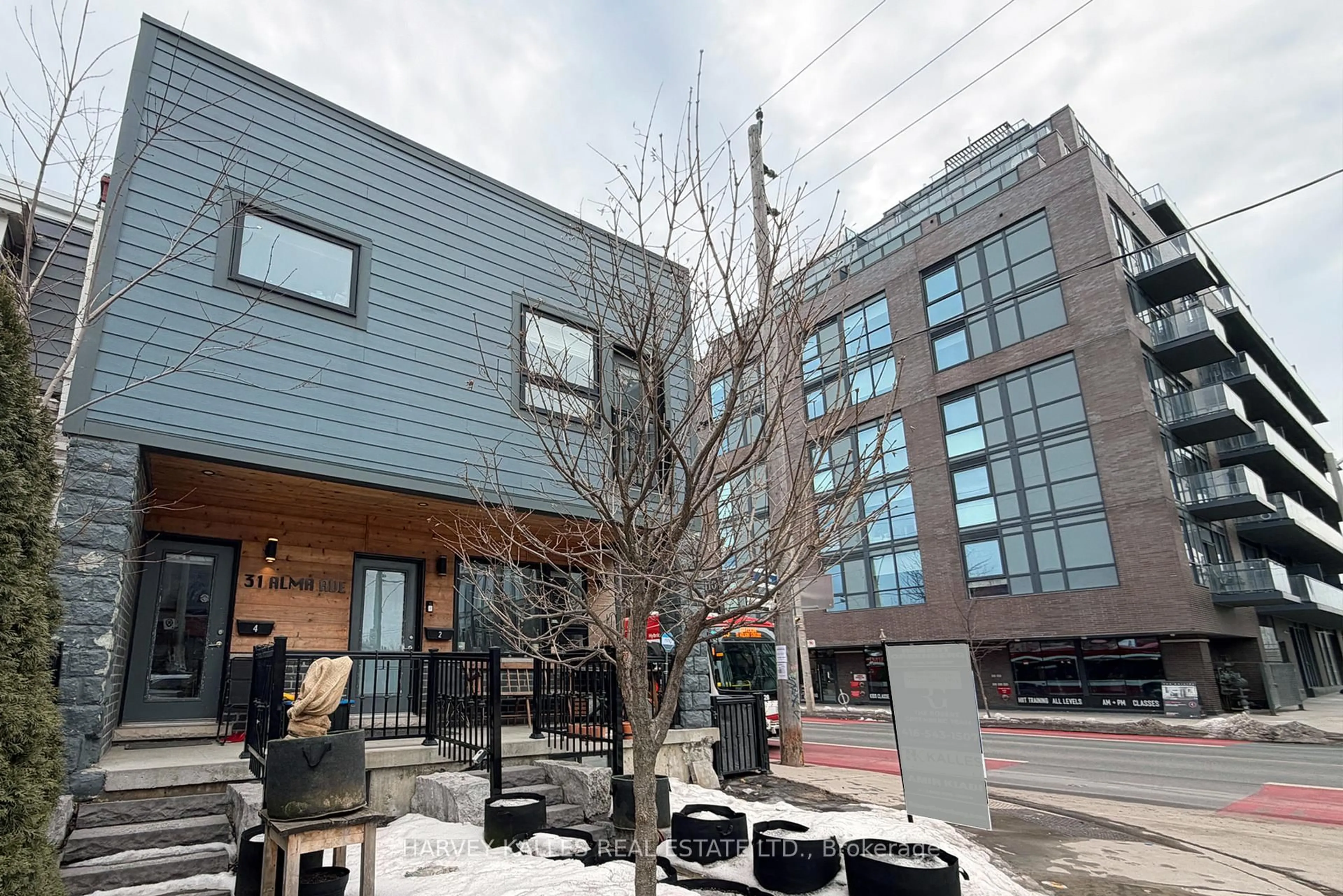 Patio, building for 31 Alma Ave, Toronto Ontario M6J 1N2