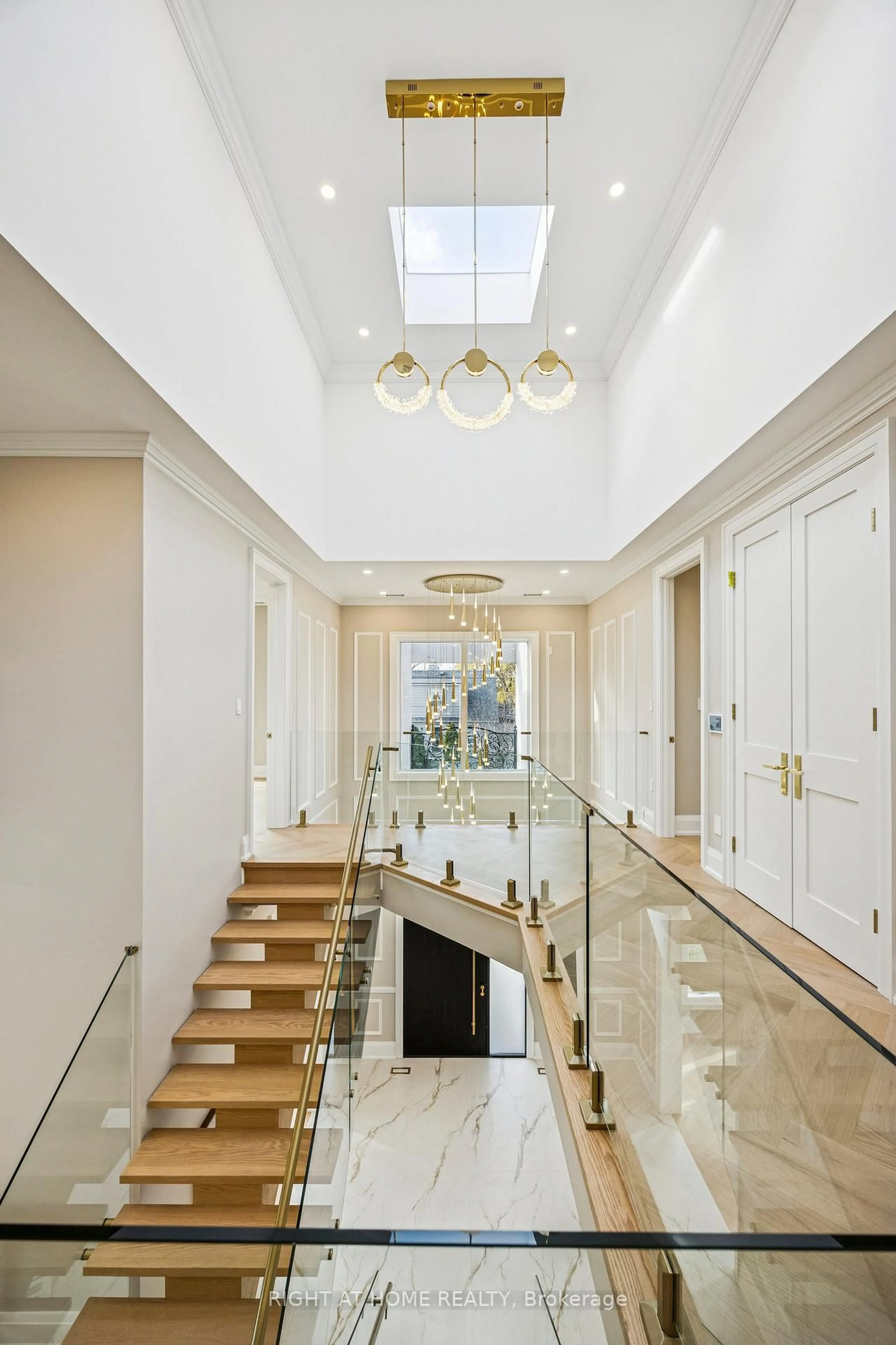 Indoor foyer for 1 Lynnhaven Rd, Toronto Ontario M6A 2K7