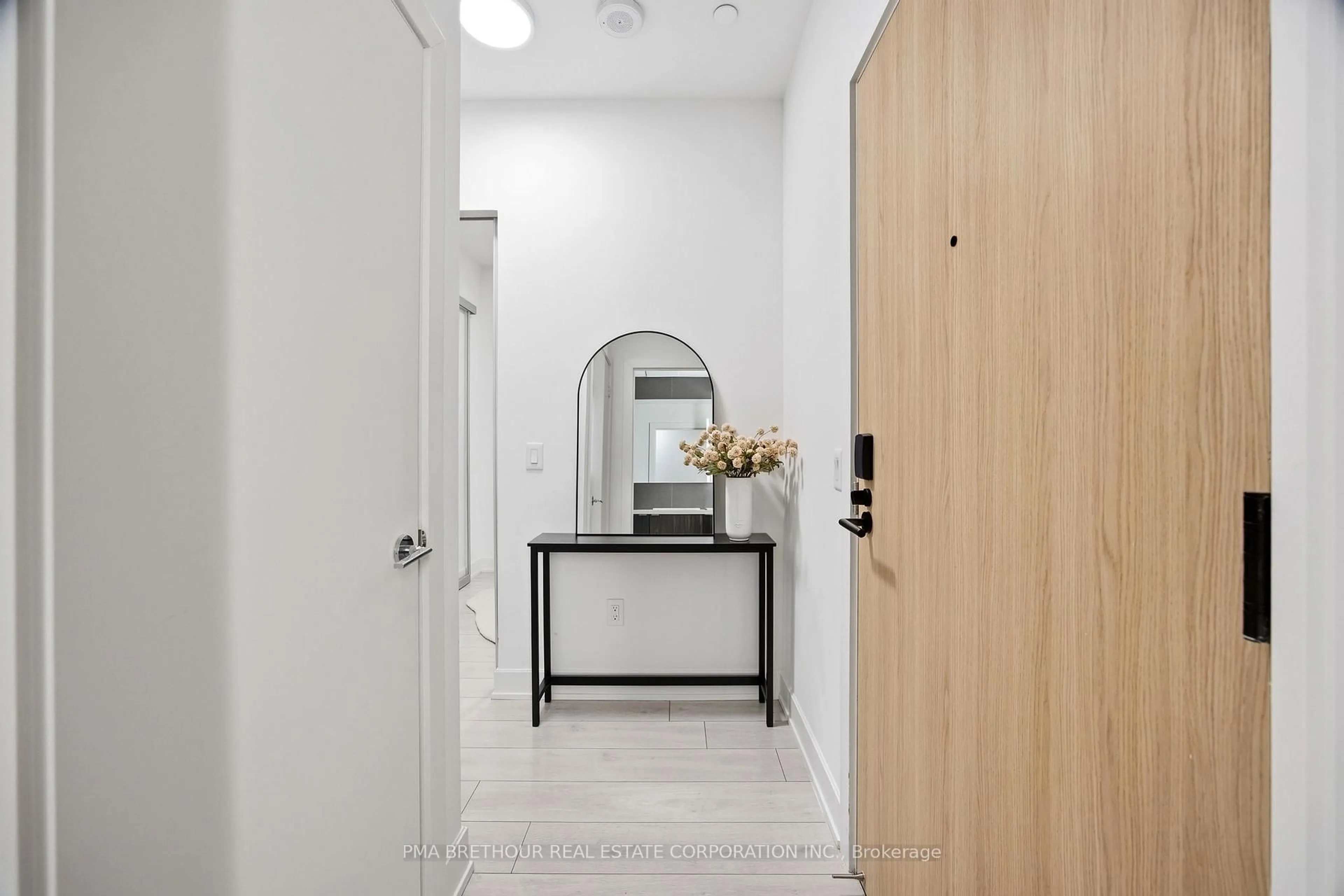 Indoor entryway for 15 Mercer St #518, Toronto Ontario M5V 0T8