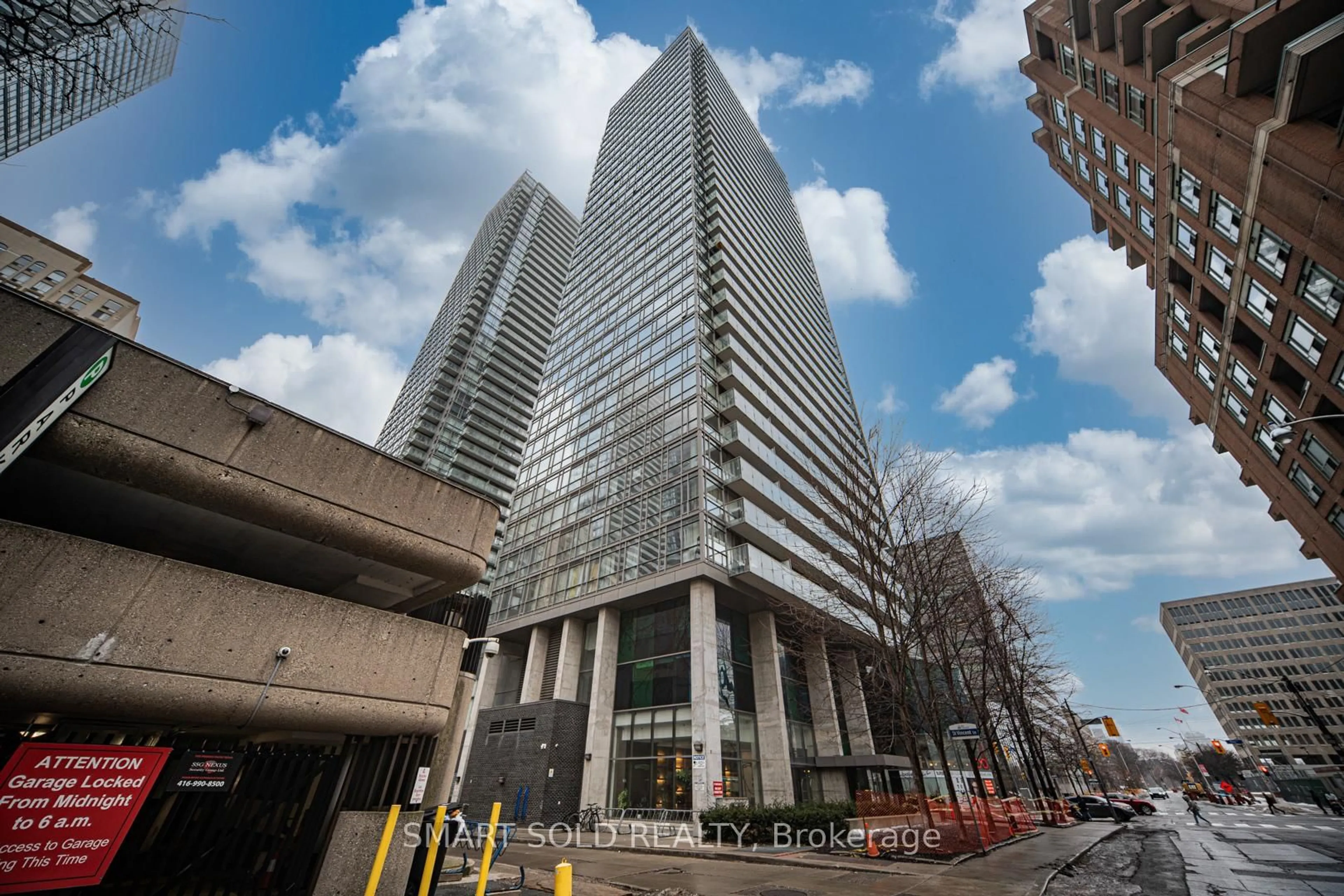 Indoor foyer for 37 Grosvenor St #302, Toronto Ontario M4Y 3G5