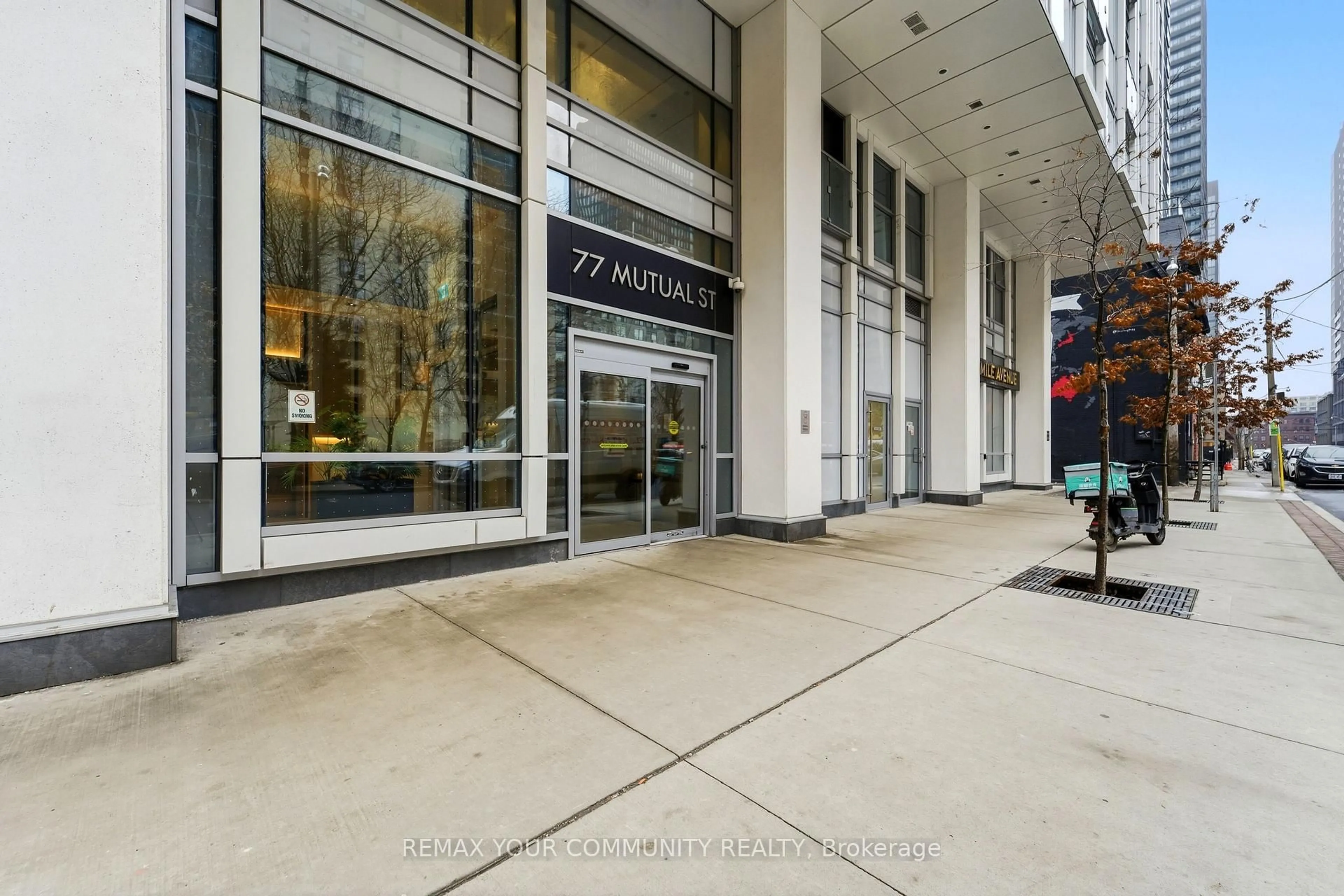 Indoor foyer for 77 Mutual St #2506, Toronto Ontario M5B 0B9