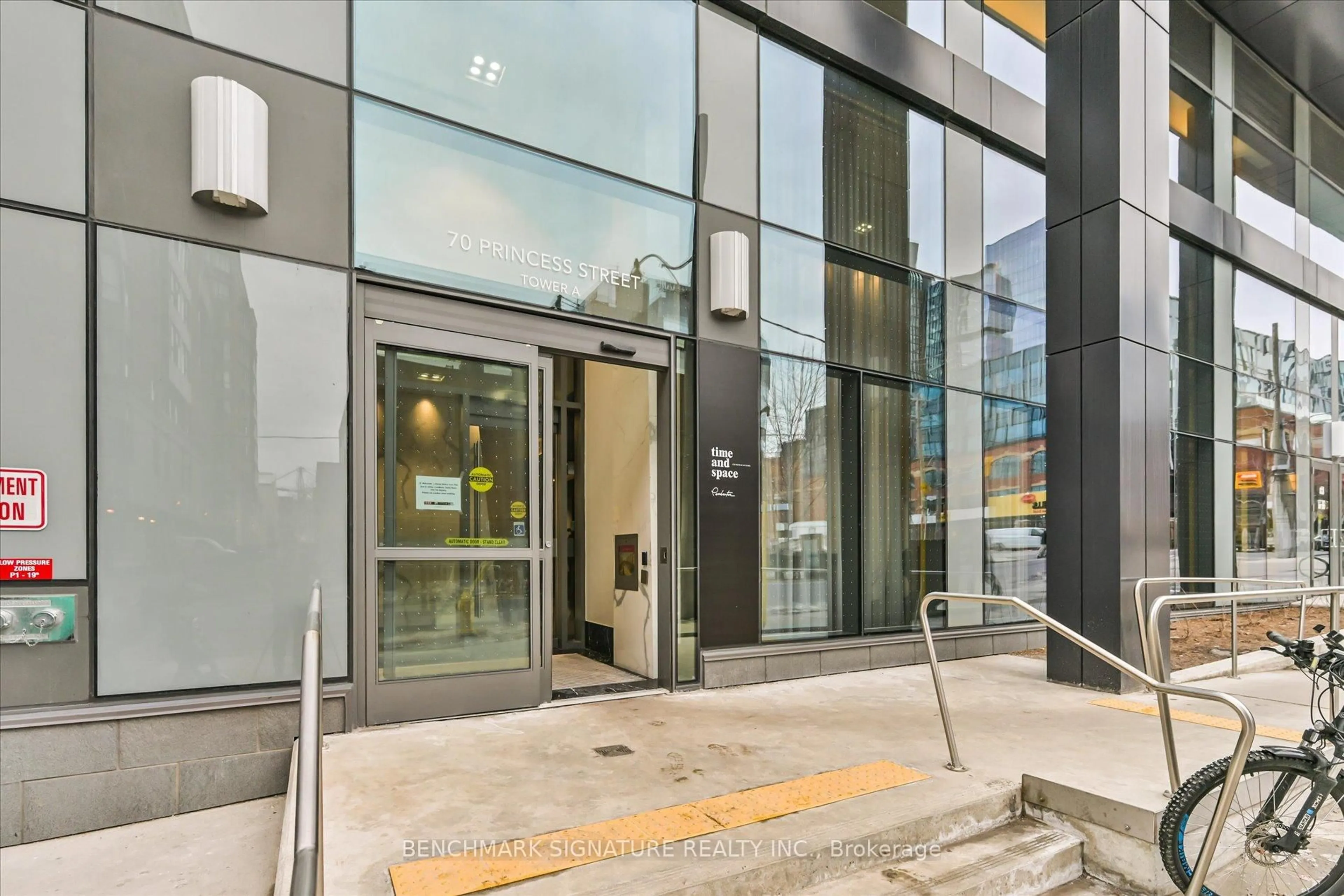 Indoor foyer for 70 Princess St #803E, Toronto Ontario M5A 0X6