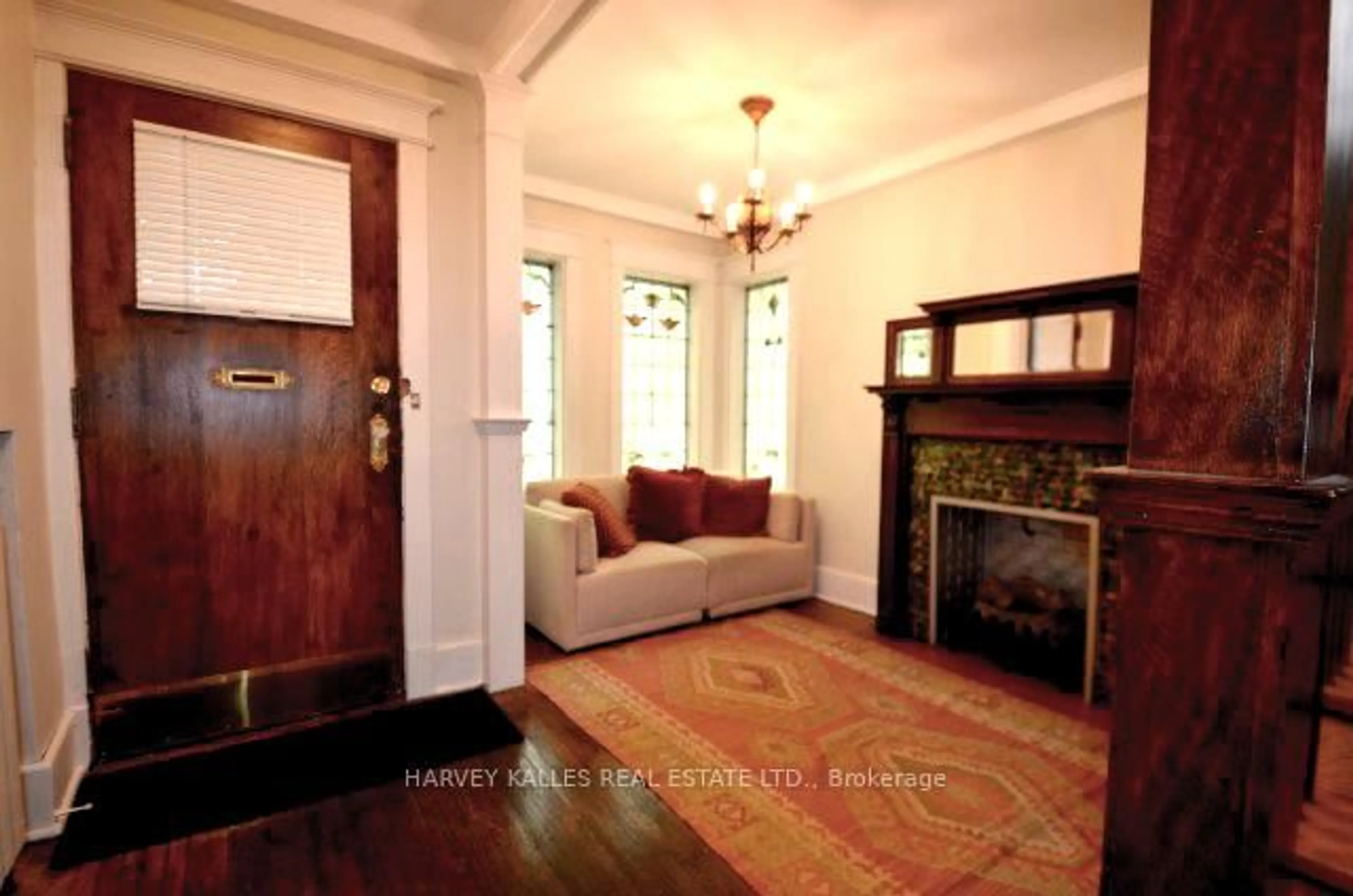 Indoor entryway for 27 Dalton Rd, Toronto Ontario M5R 2Y8