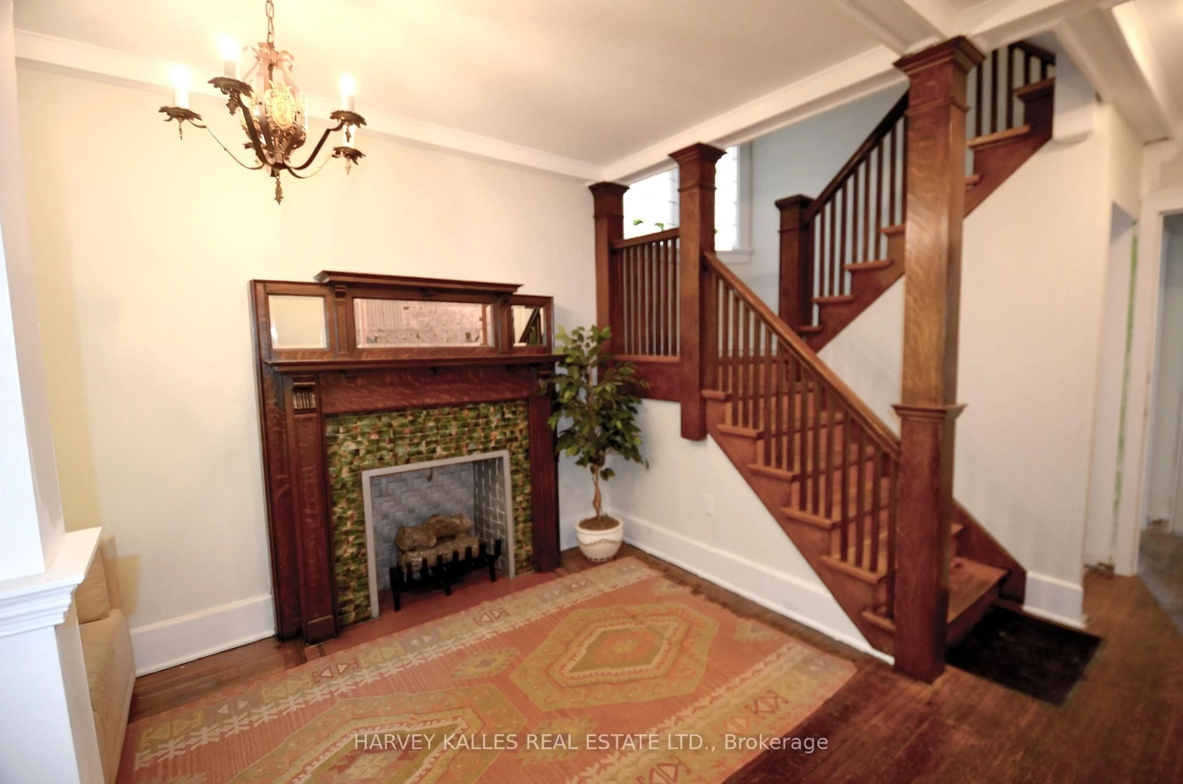 Indoor foyer for 27 Dalton Rd, Toronto Ontario M5R 2Y8