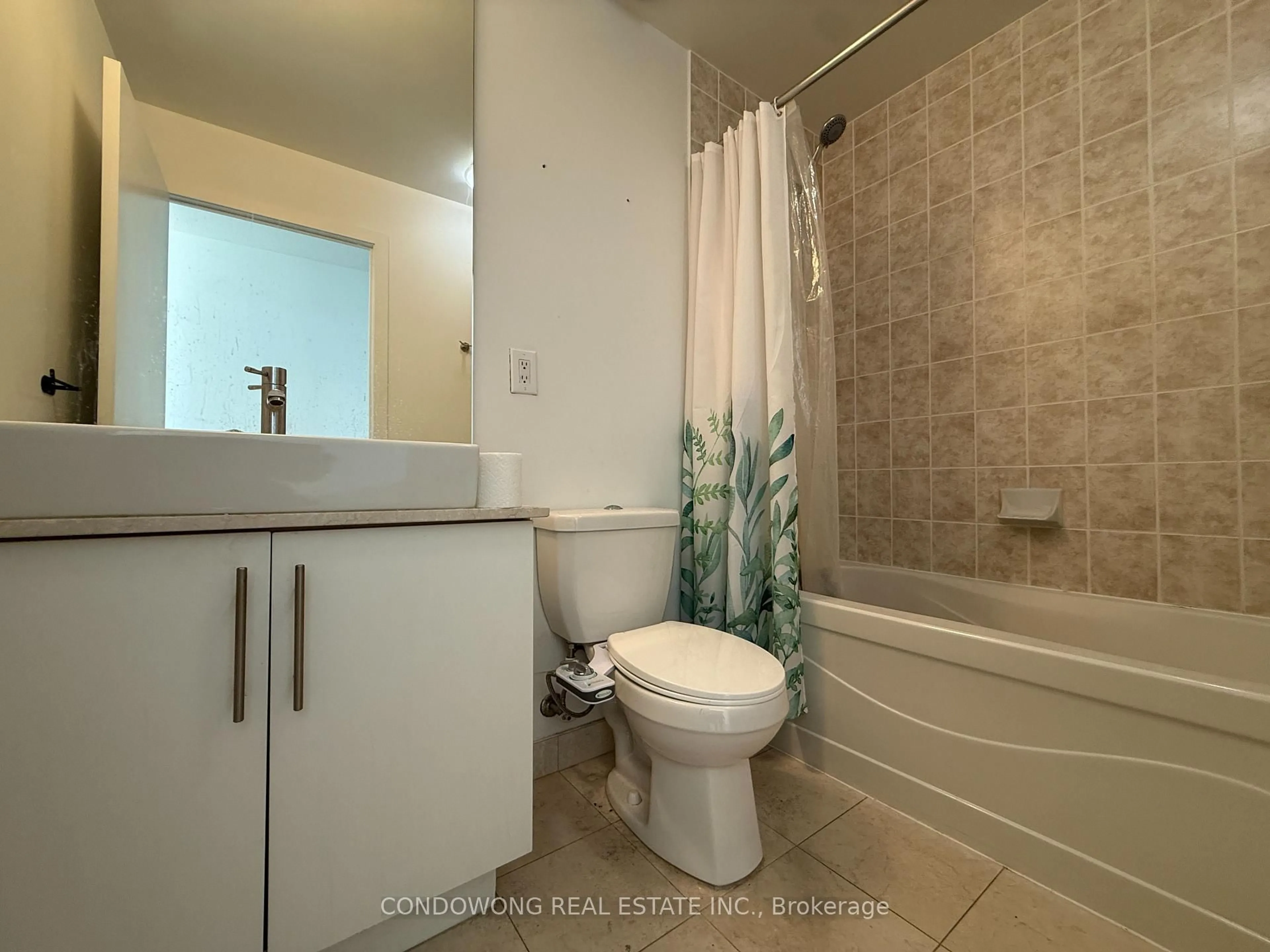Standard bathroom, ceramic/tile floor for 65 Bremner Blvd #1710, Toronto Ontario M5J 0A7