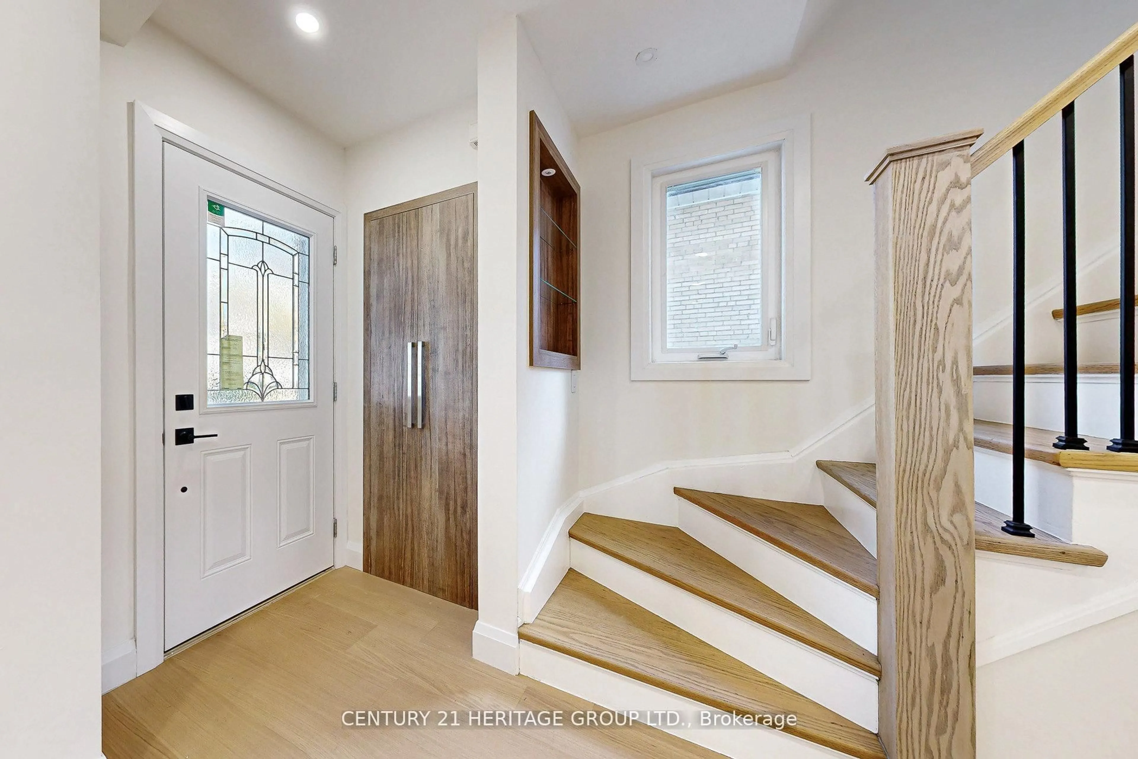 Indoor entryway for 547 Melrose Ave, Toronto Ontario M5M 2A4