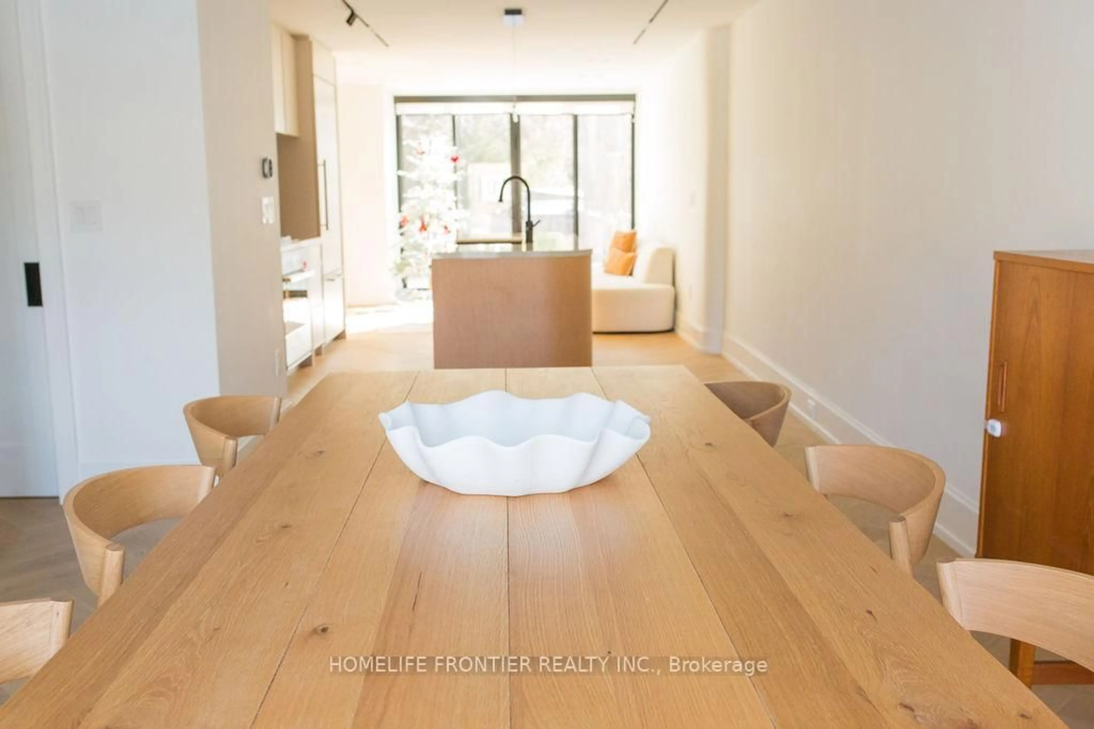 Indoor foyer for 127 Glenvale Blvd, Toronto Ontario M4G 2W1