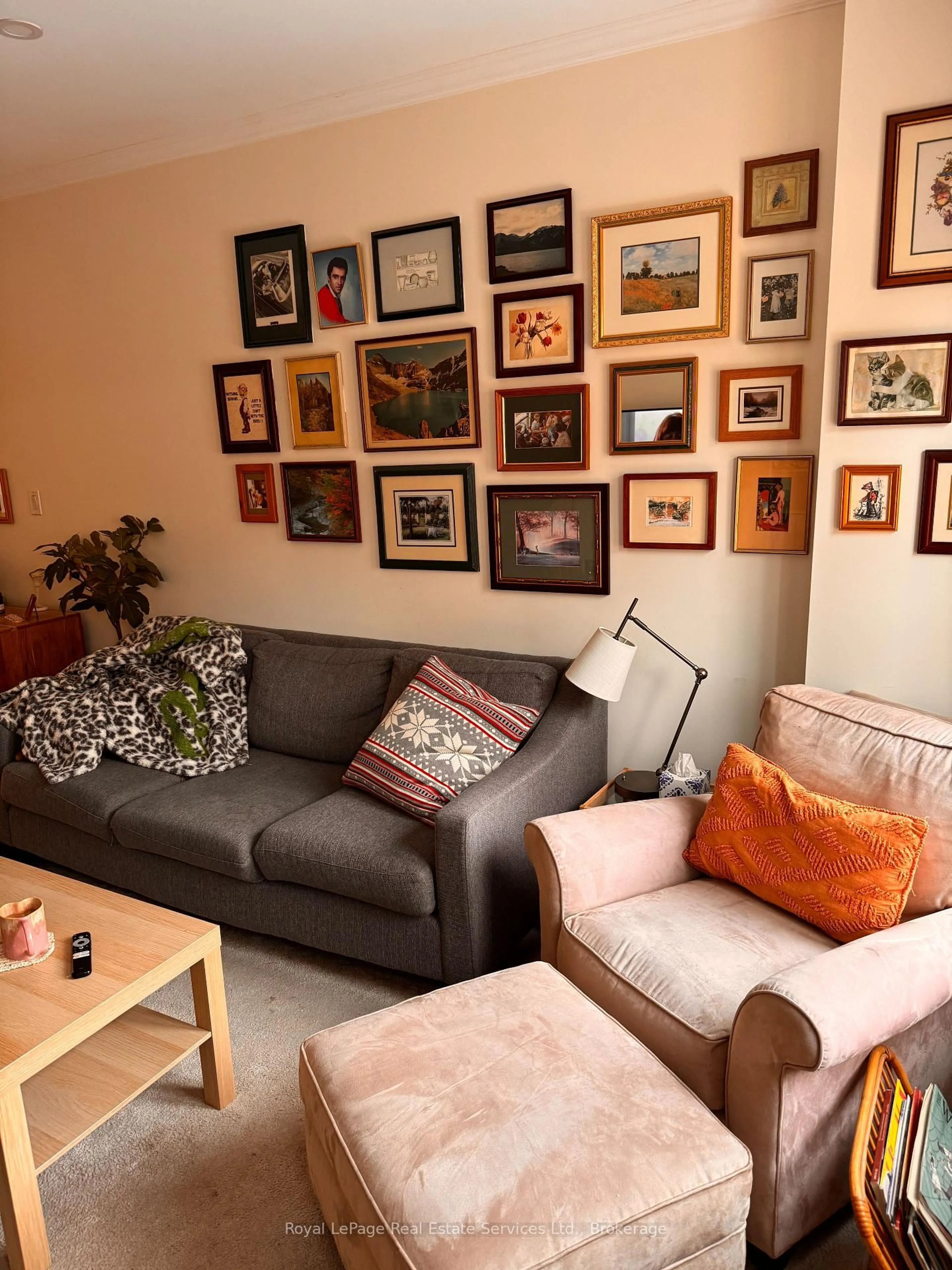 Living room with furniture, wood/laminate floor for 148 Major St, Toronto Ontario M5S 2L2