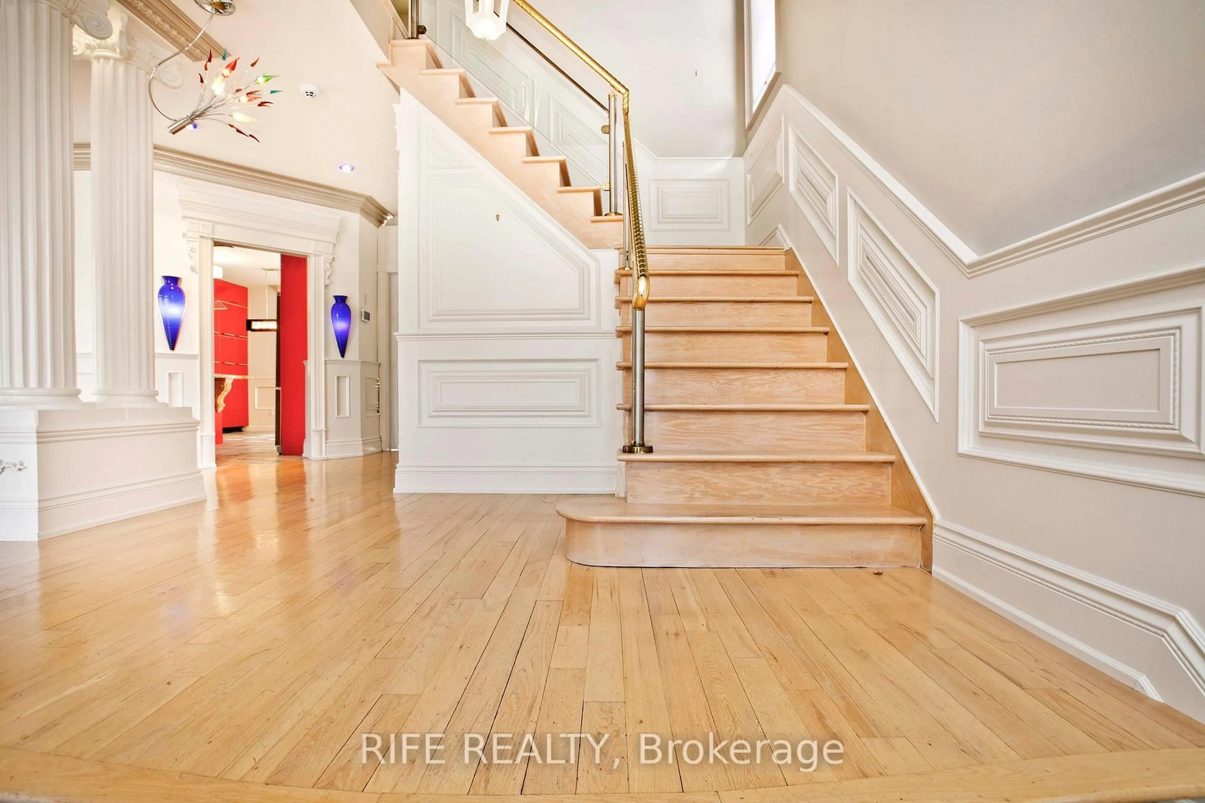 Indoor entryway for 573 Old Orchard Grve, Toronto Ontario M5M 2H2