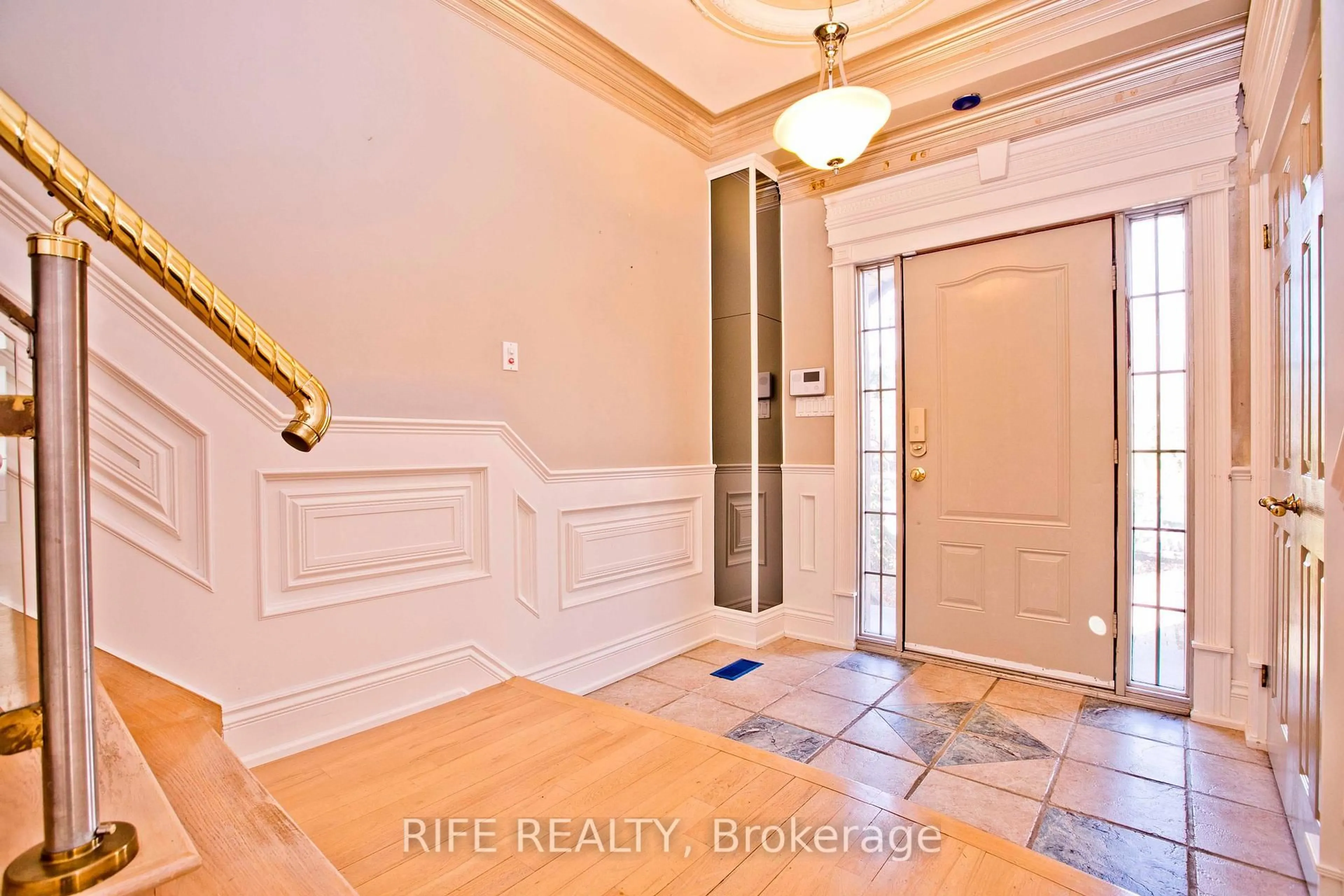 Indoor entryway for 573 Old Orchard Grve, Toronto Ontario M5M 2H2