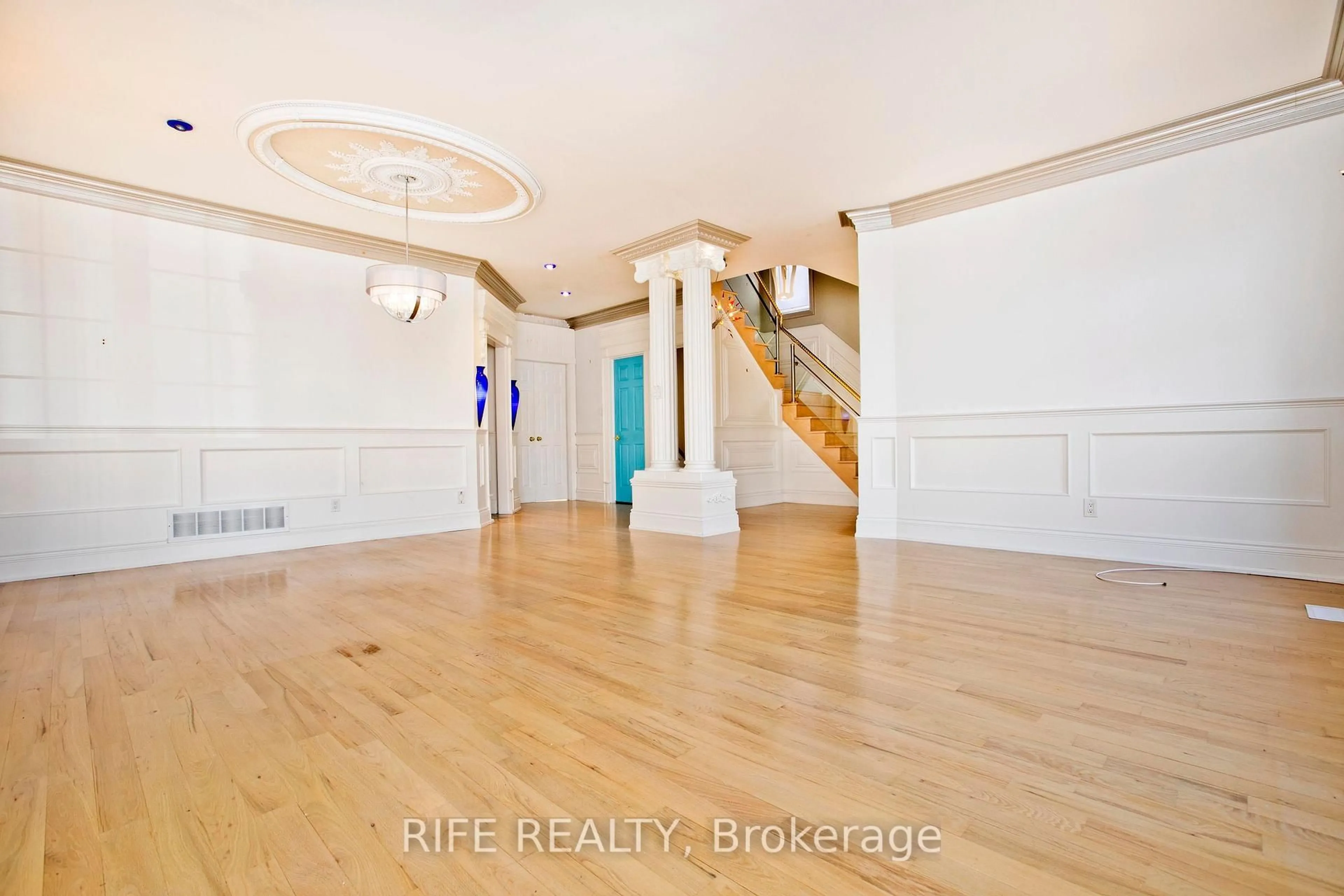 Unknown for 573 Old Orchard Grve, Toronto Ontario M5M 2H2