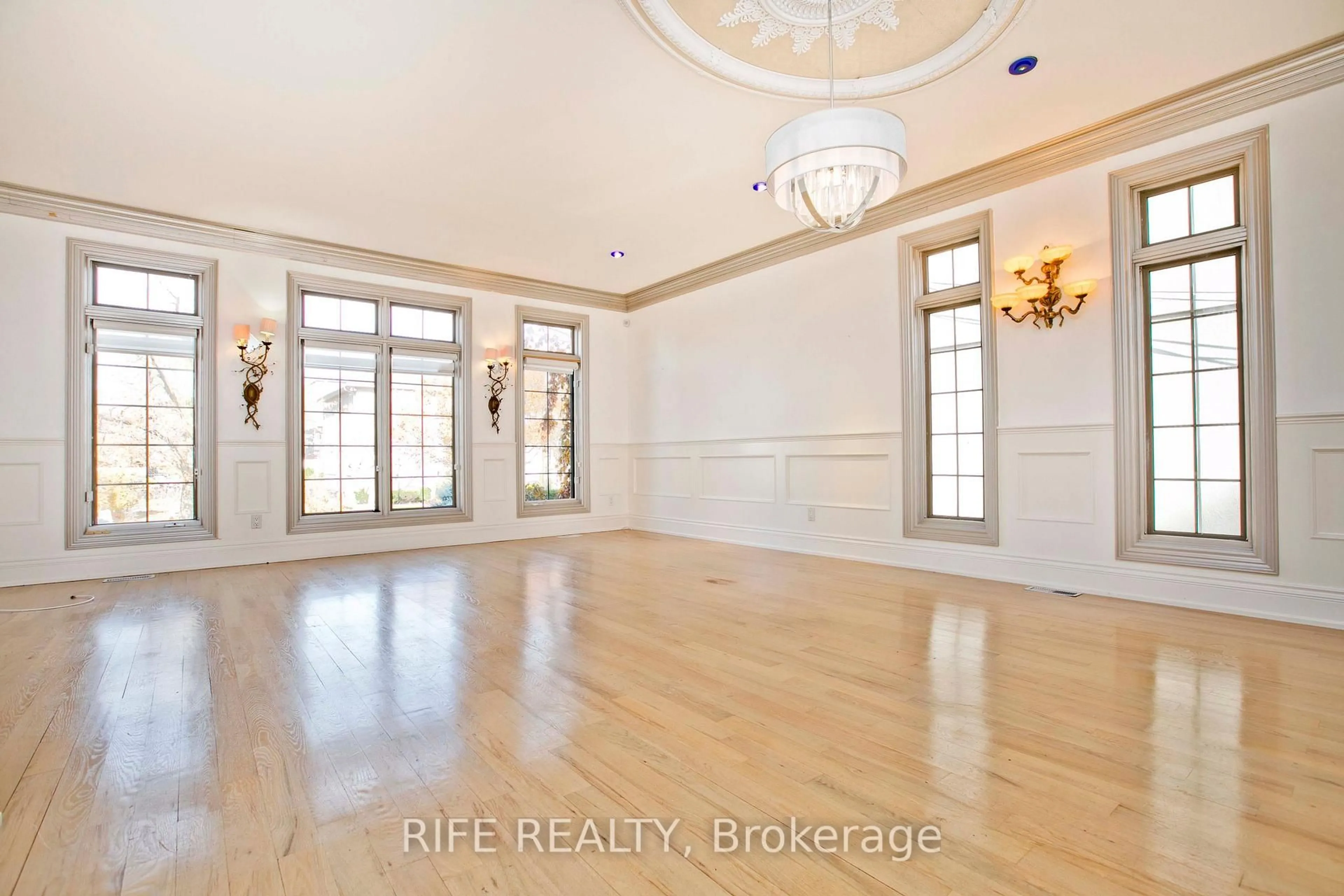 Indoor entryway for 573 Old Orchard Grve, Toronto Ontario M5M 2H2