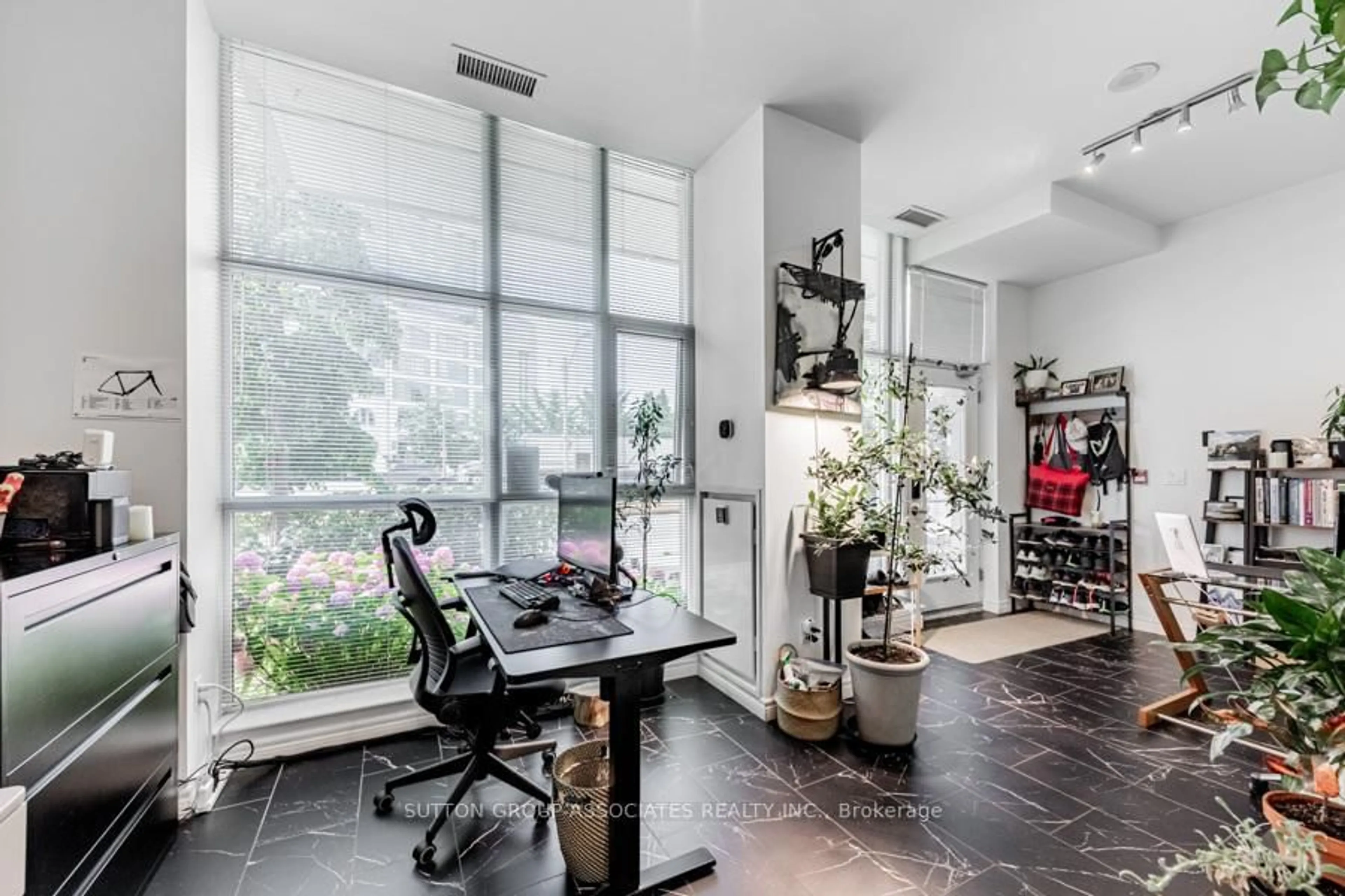 Indoor foyer for 628 Fleet St #110, Toronto Ontario M5V 1A8