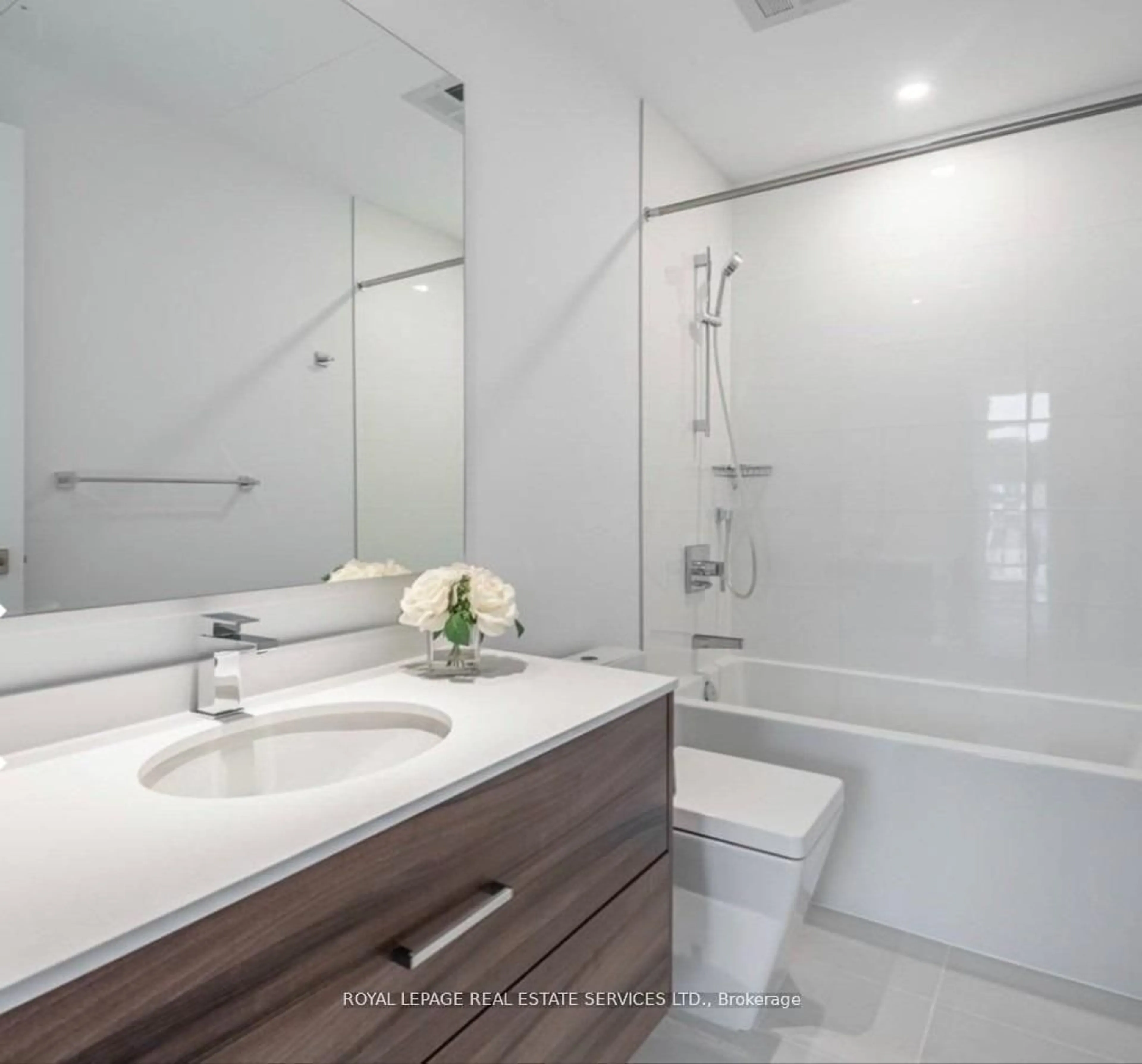 Contemporary bathroom, ceramic/tile floor for 488 University Ave #2910, Toronto Ontario M5G 0C1