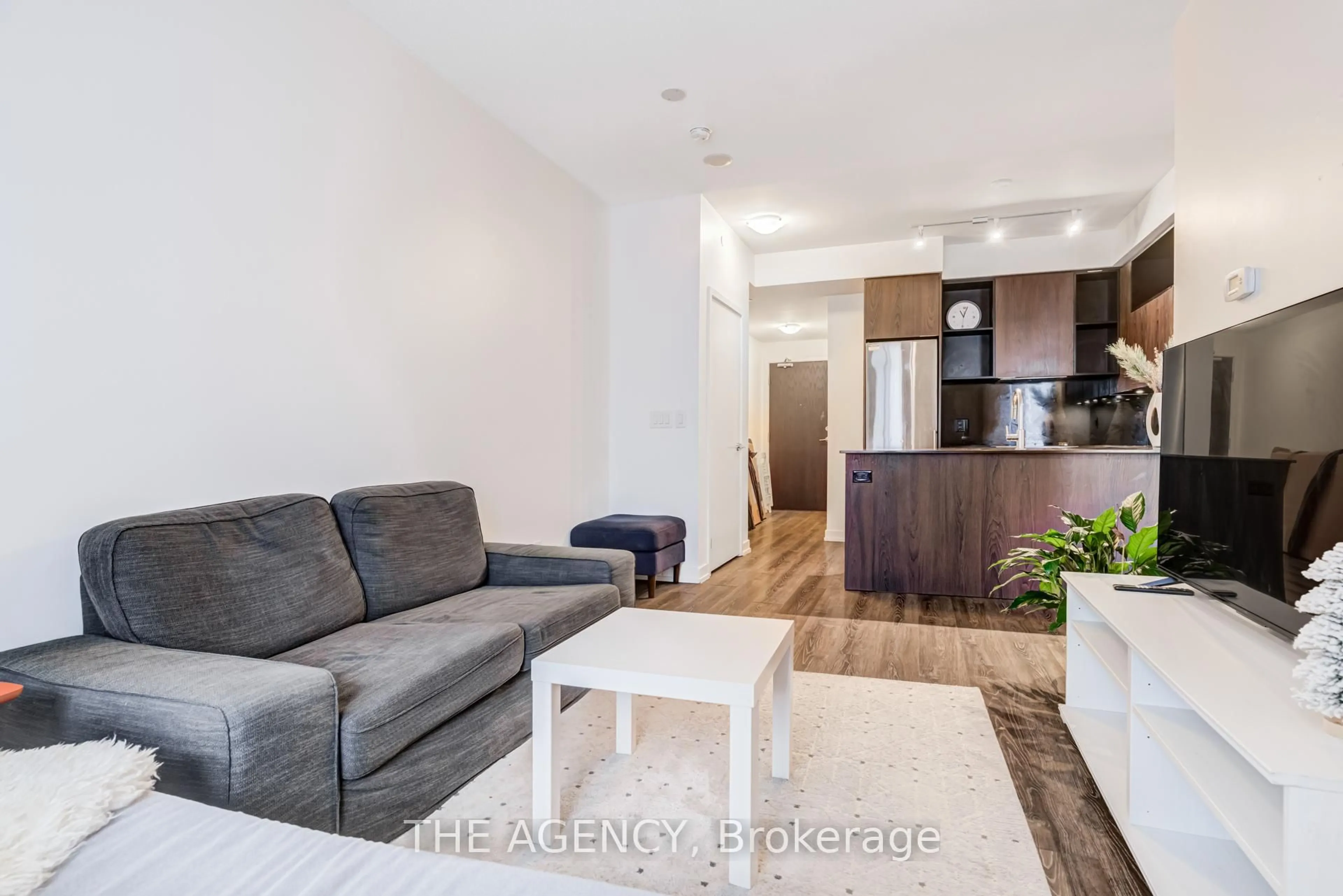 Living room with furniture, wood/laminate floor for 200 Sackville St #413, Toronto Ontario M5A 0C4
