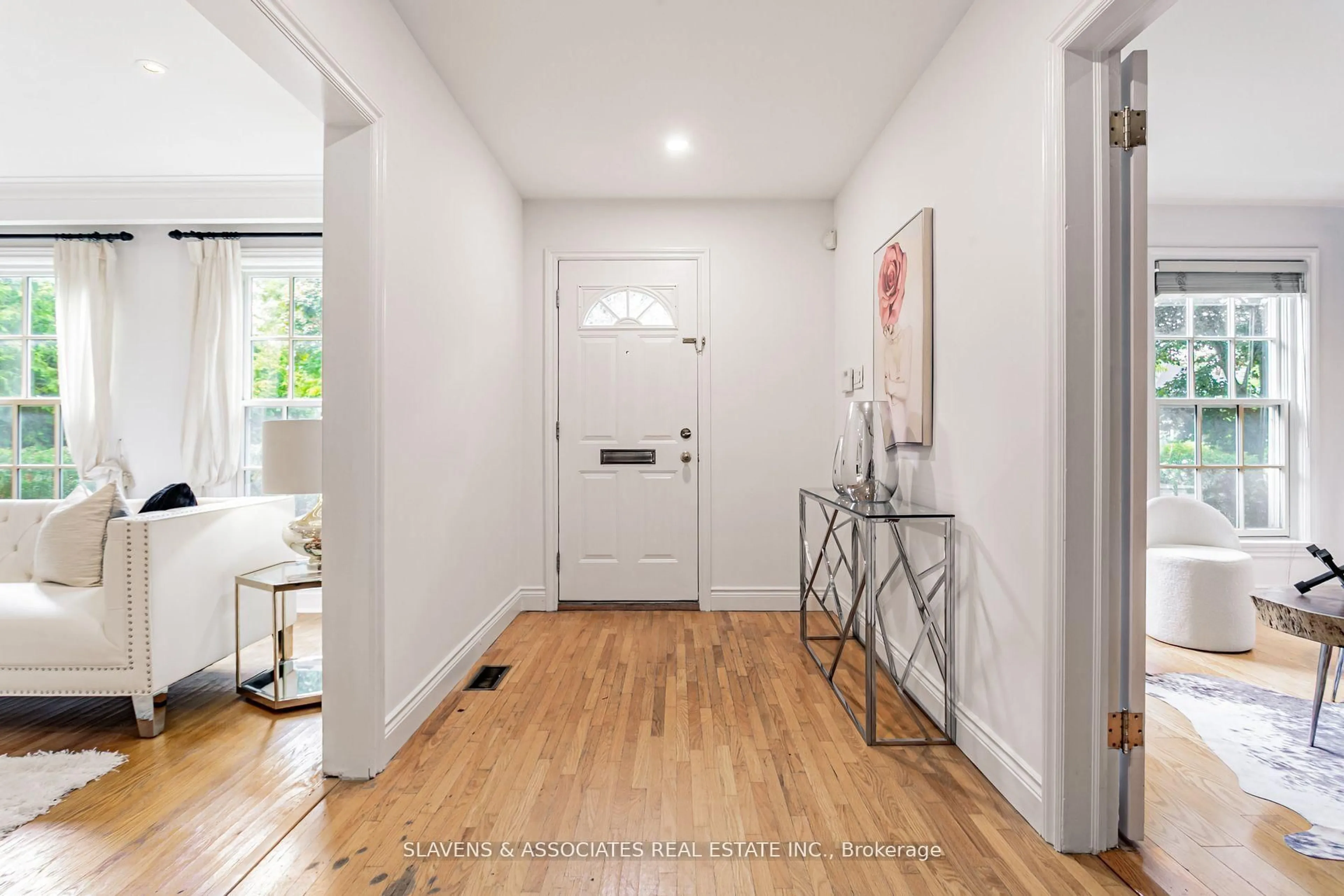 Indoor entryway for 123 Lord Seaton Rd, Toronto Ontario M2P 1K8