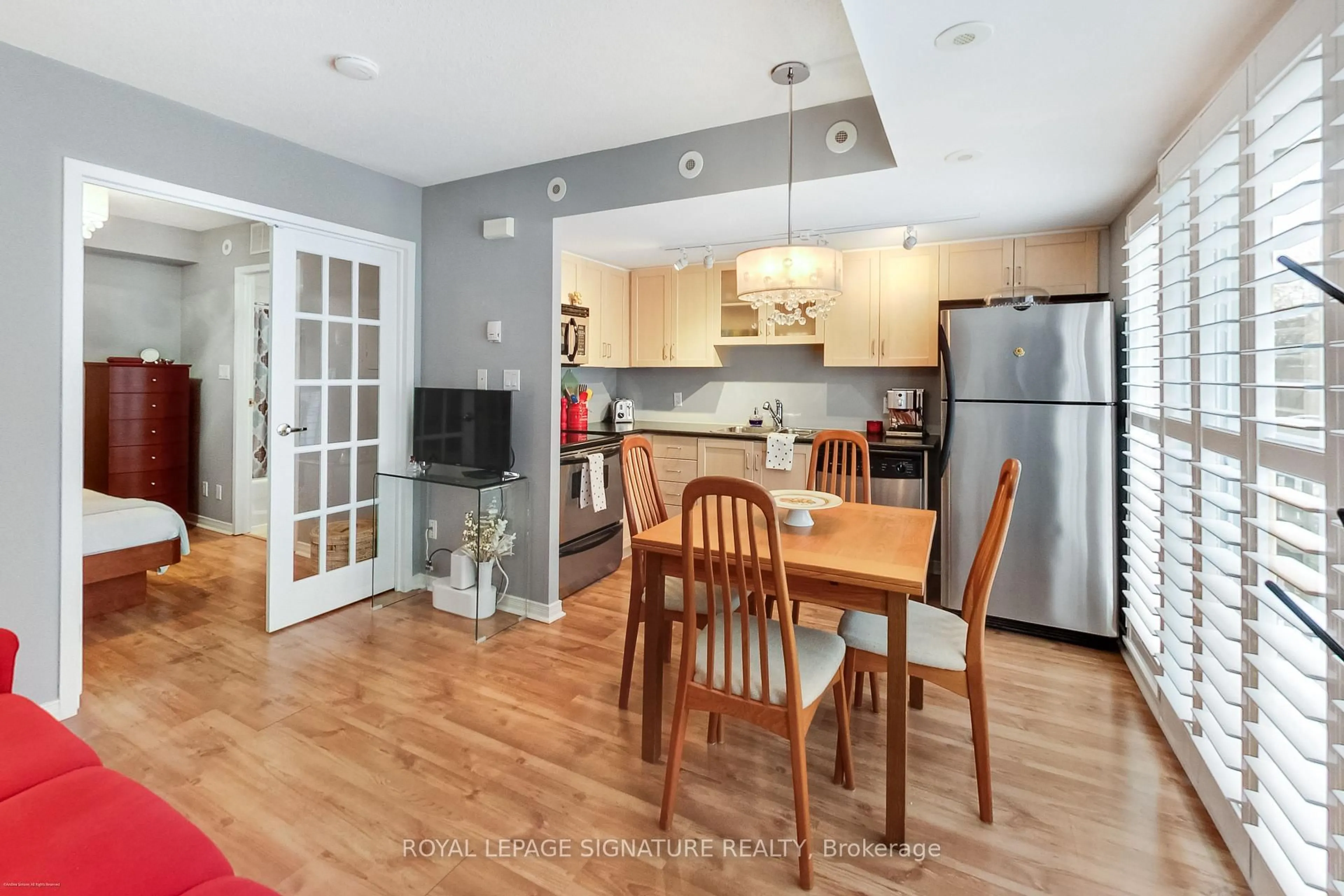 Open concept kitchen, wood/laminate floor for 38 Western Battery Rd #614, Toronto Ontario M6K 3N9
