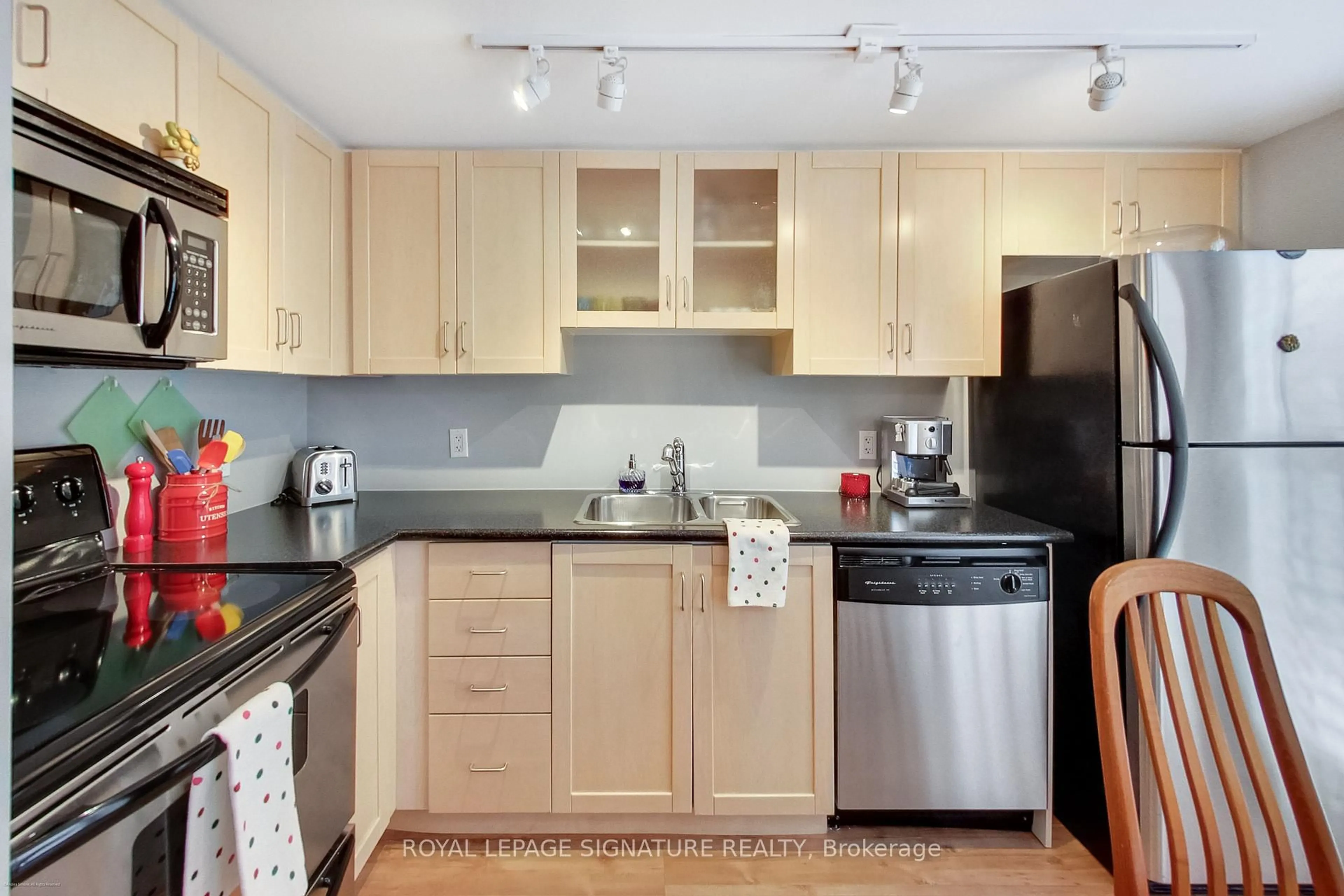 Standard kitchen, unknown for 38 Western Battery Rd #614, Toronto Ontario M6K 3N9