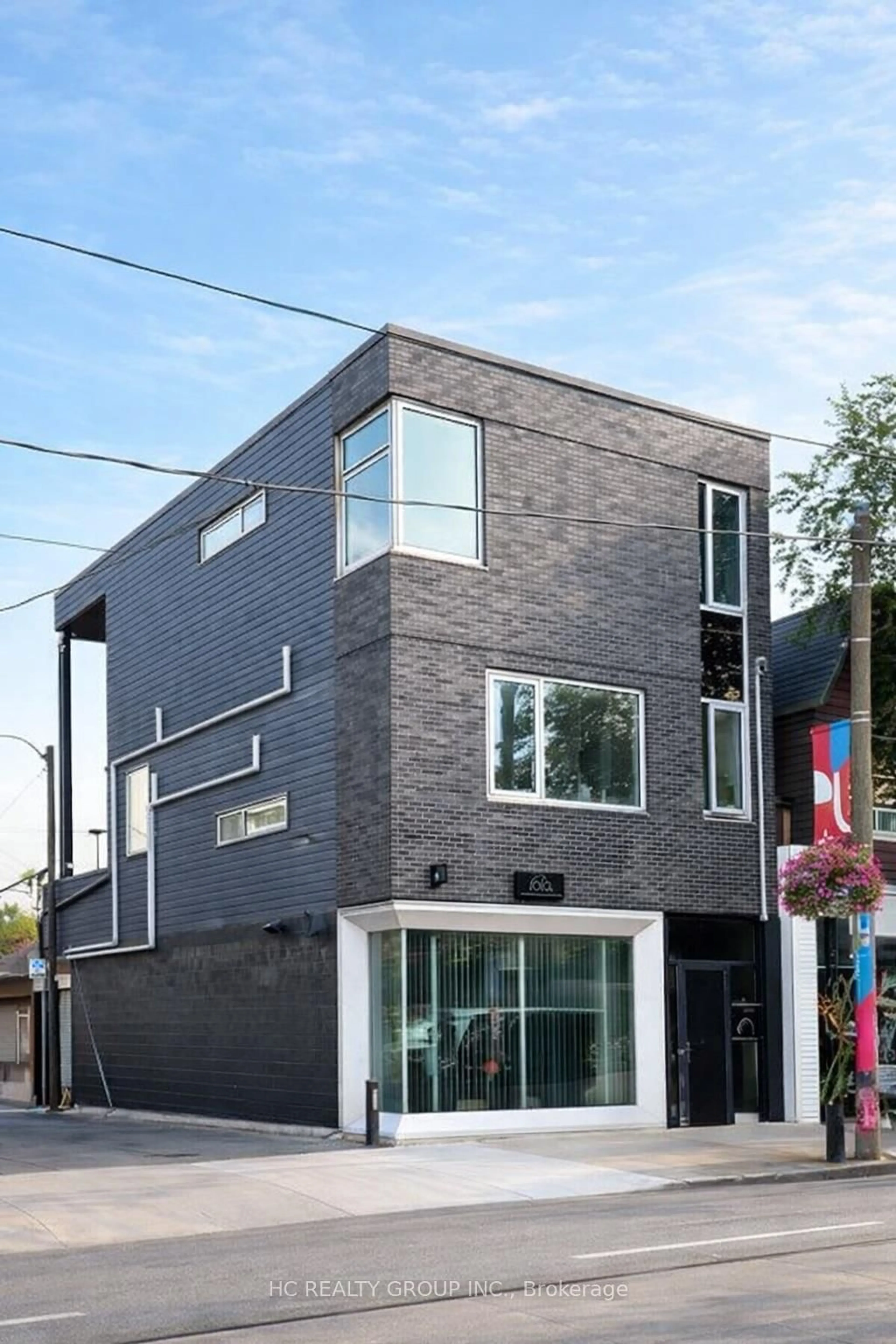 Home with brick exterior material, building for 899 Dundas St, Toronto Ontario M6J 1V9
