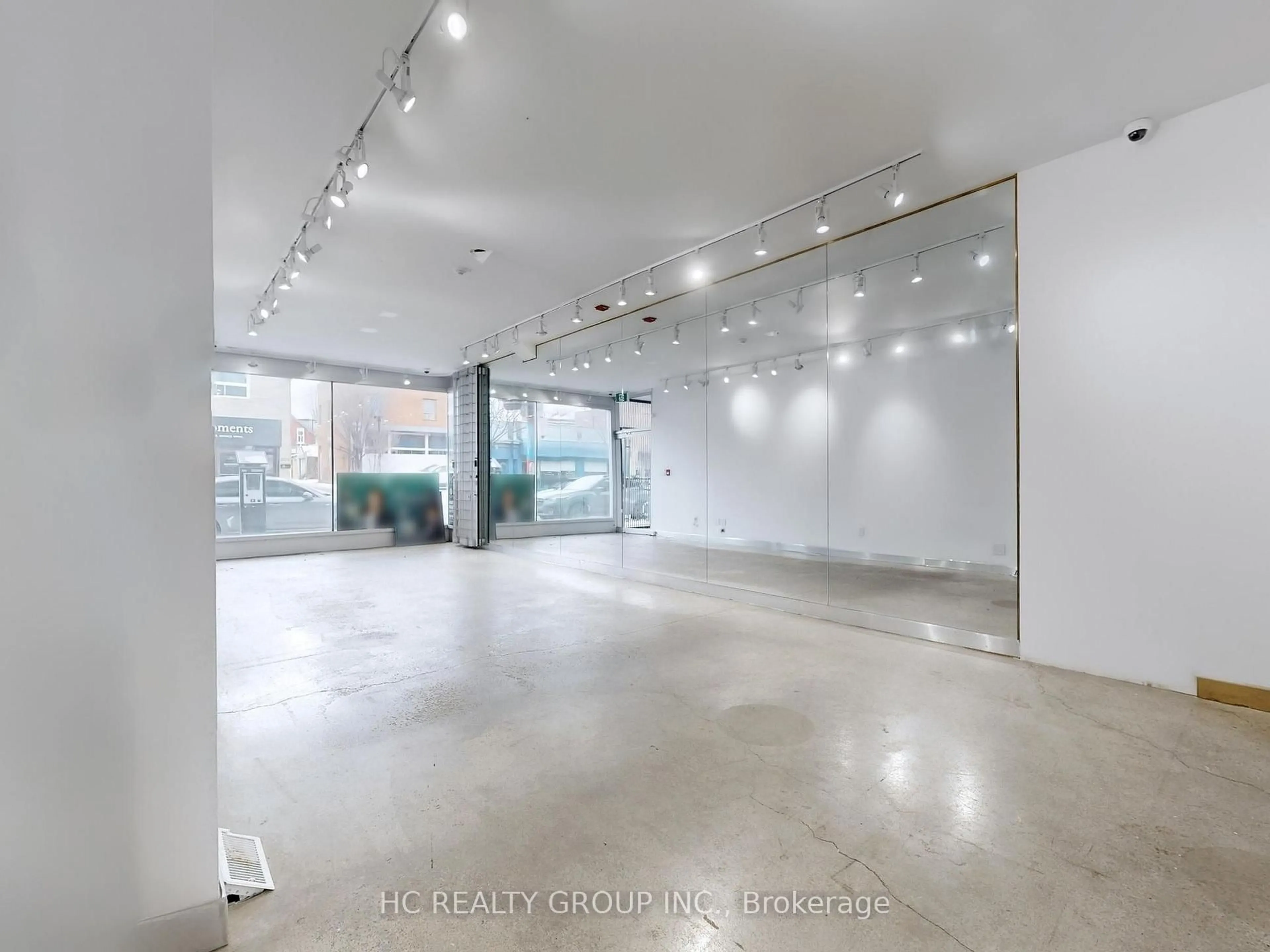 Indoor foyer for 899 Dundas St, Toronto Ontario M6J 1V9