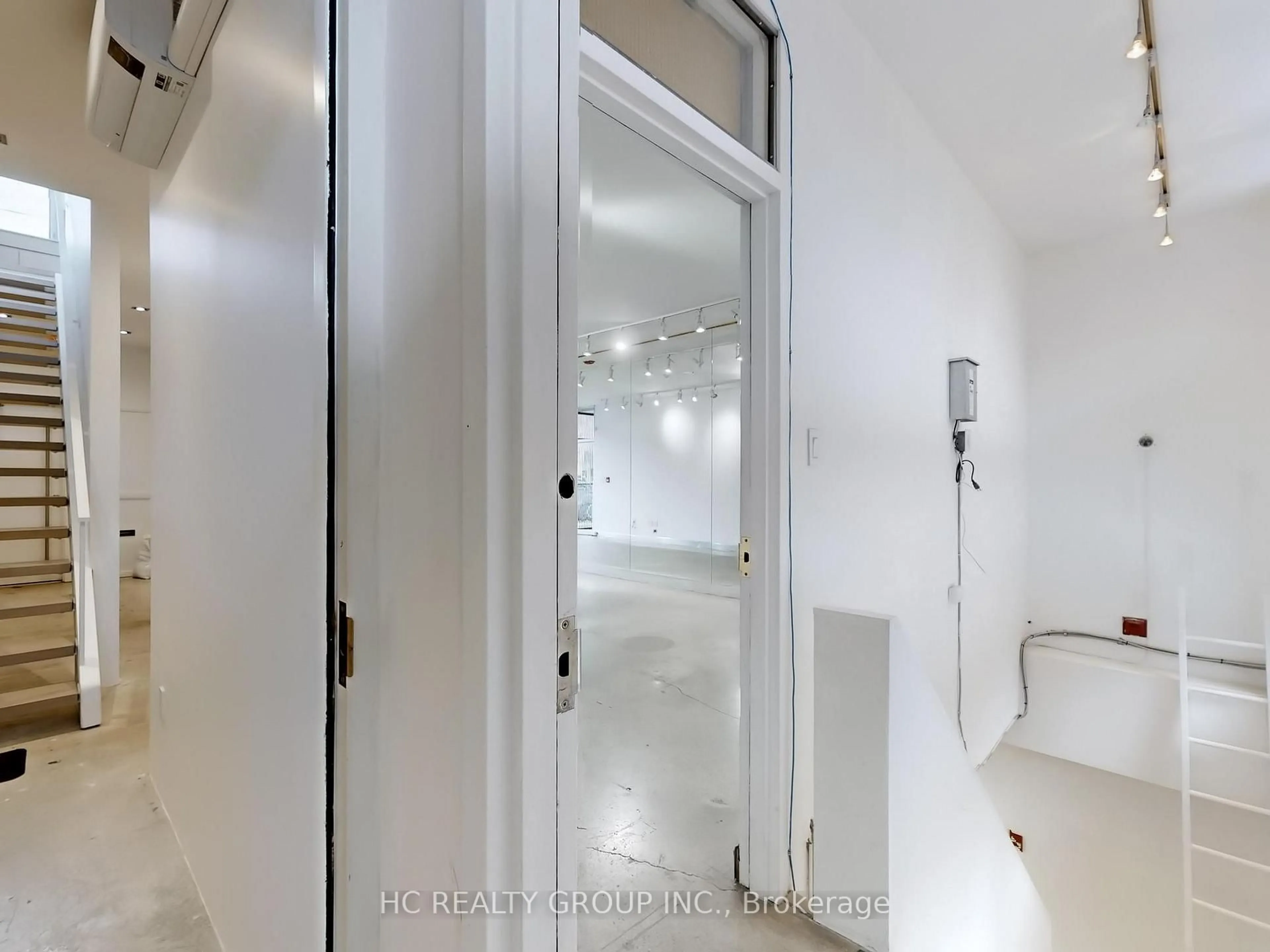 Indoor foyer for 899 Dundas St, Toronto Ontario M6J 1V9