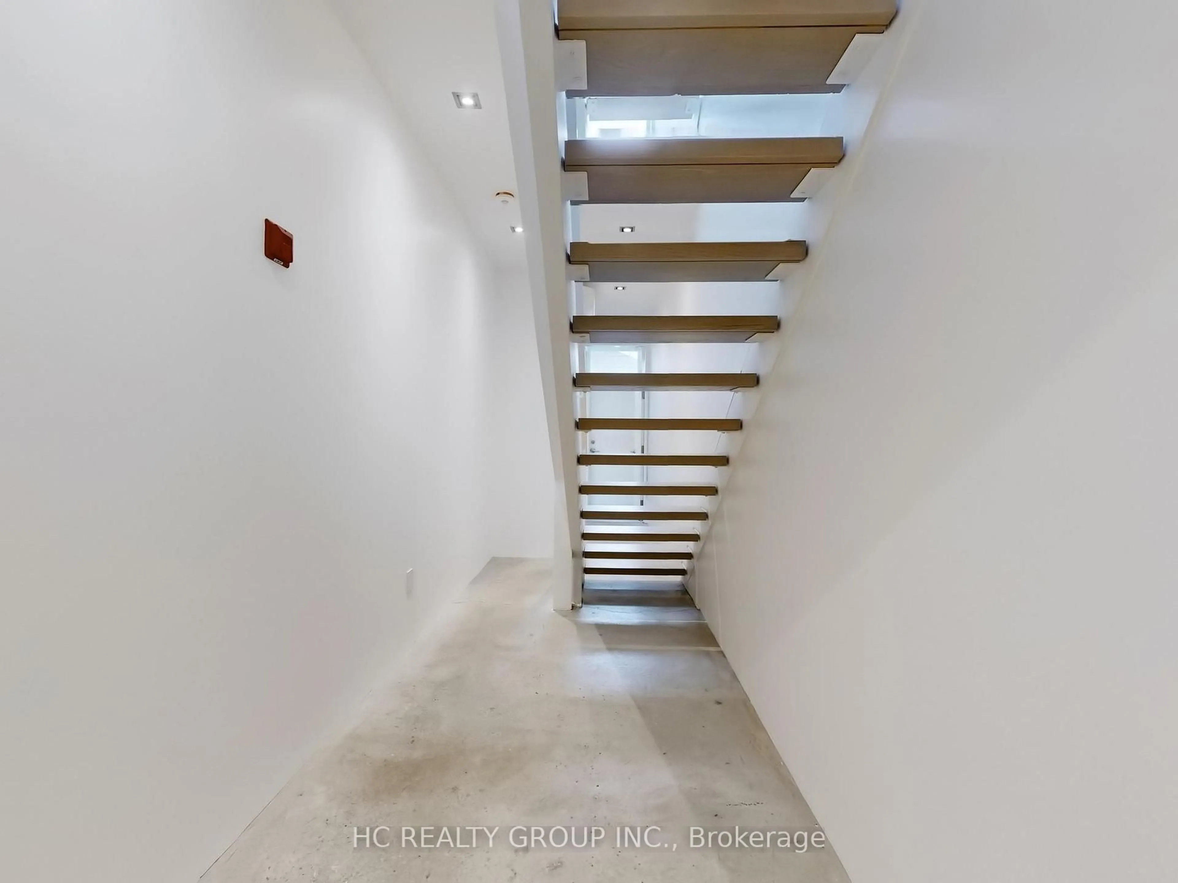 Stairs for 899 Dundas St, Toronto Ontario M6J 1V9