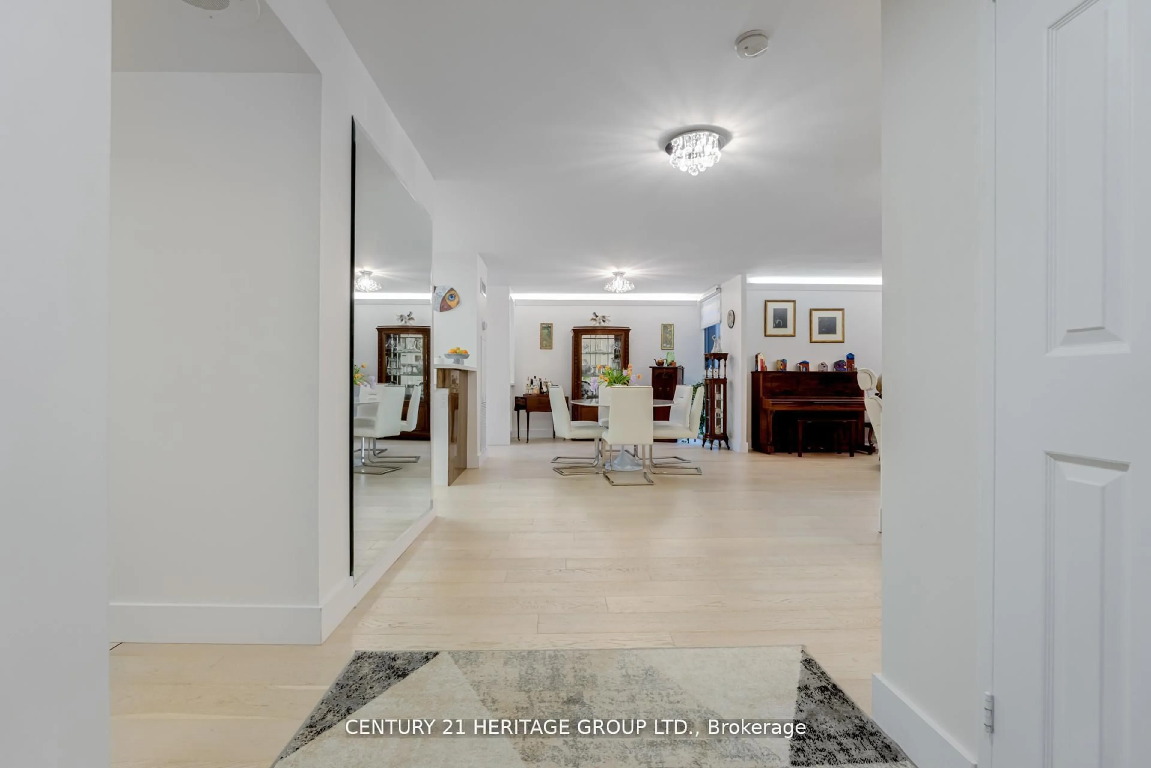 Indoor foyer for 278 Bloor St #805, Toronto Ontario M4W 3M4