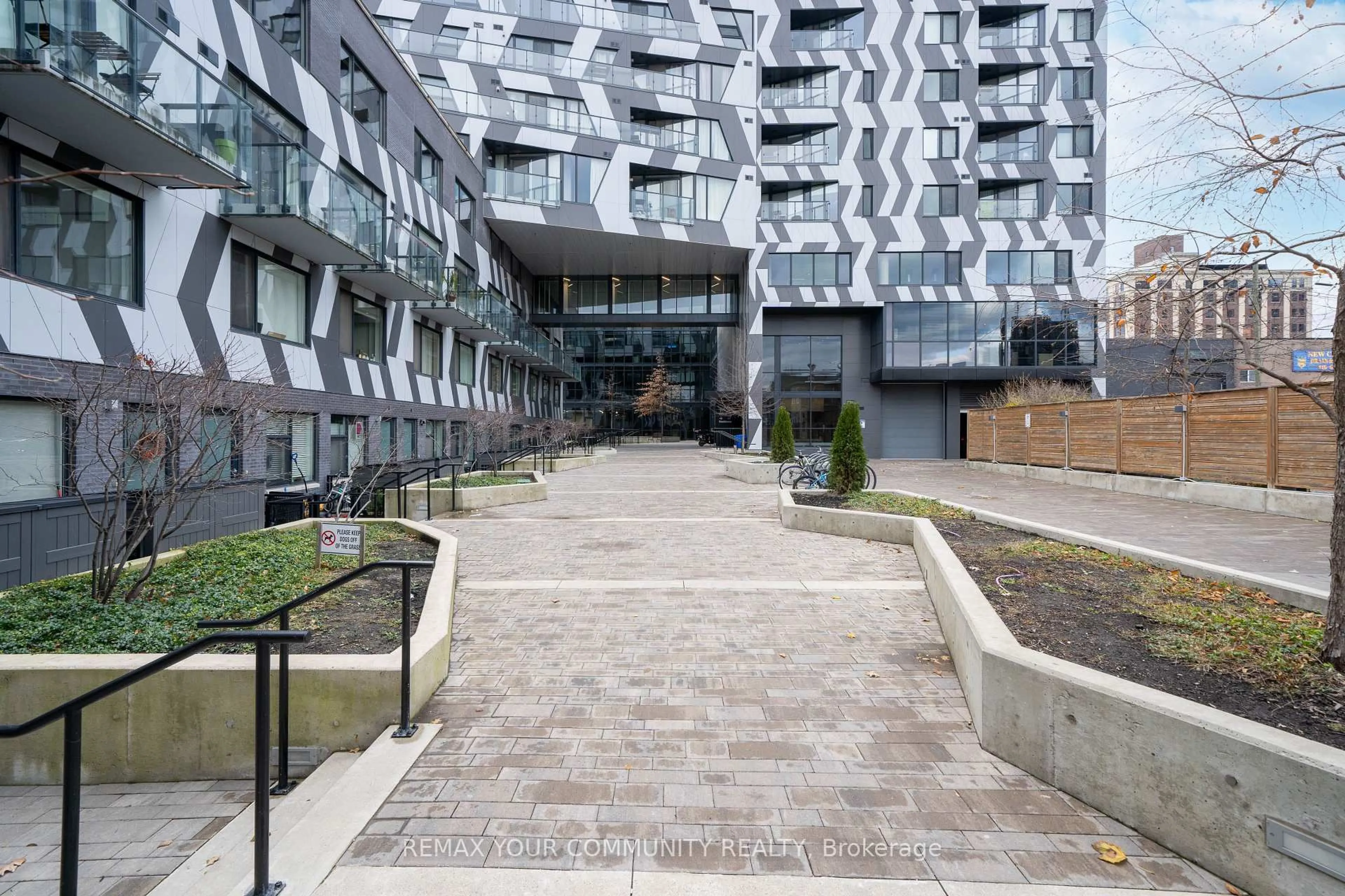 Patio, street for 138 St.Helens Ave #602, Toronto Ontario M6H 0B8