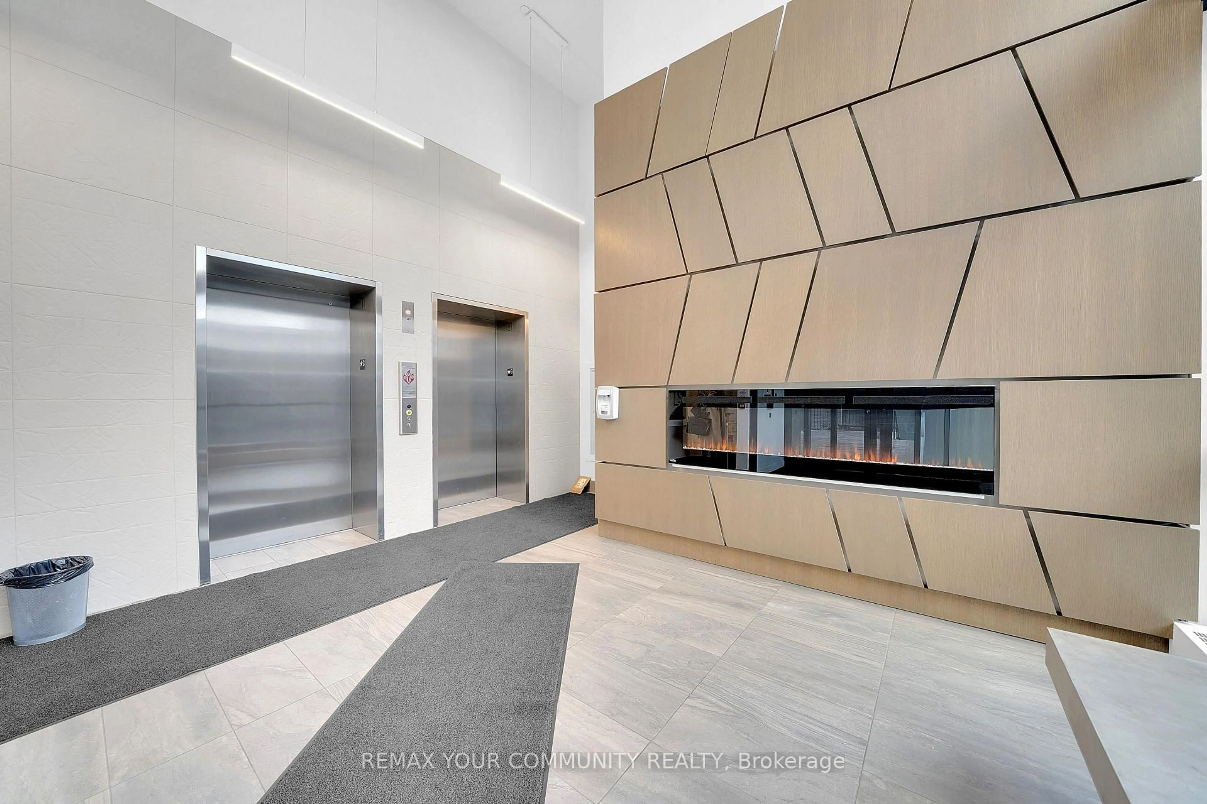 Indoor foyer for 138 St.Helens Ave #602, Toronto Ontario M6H 0B8