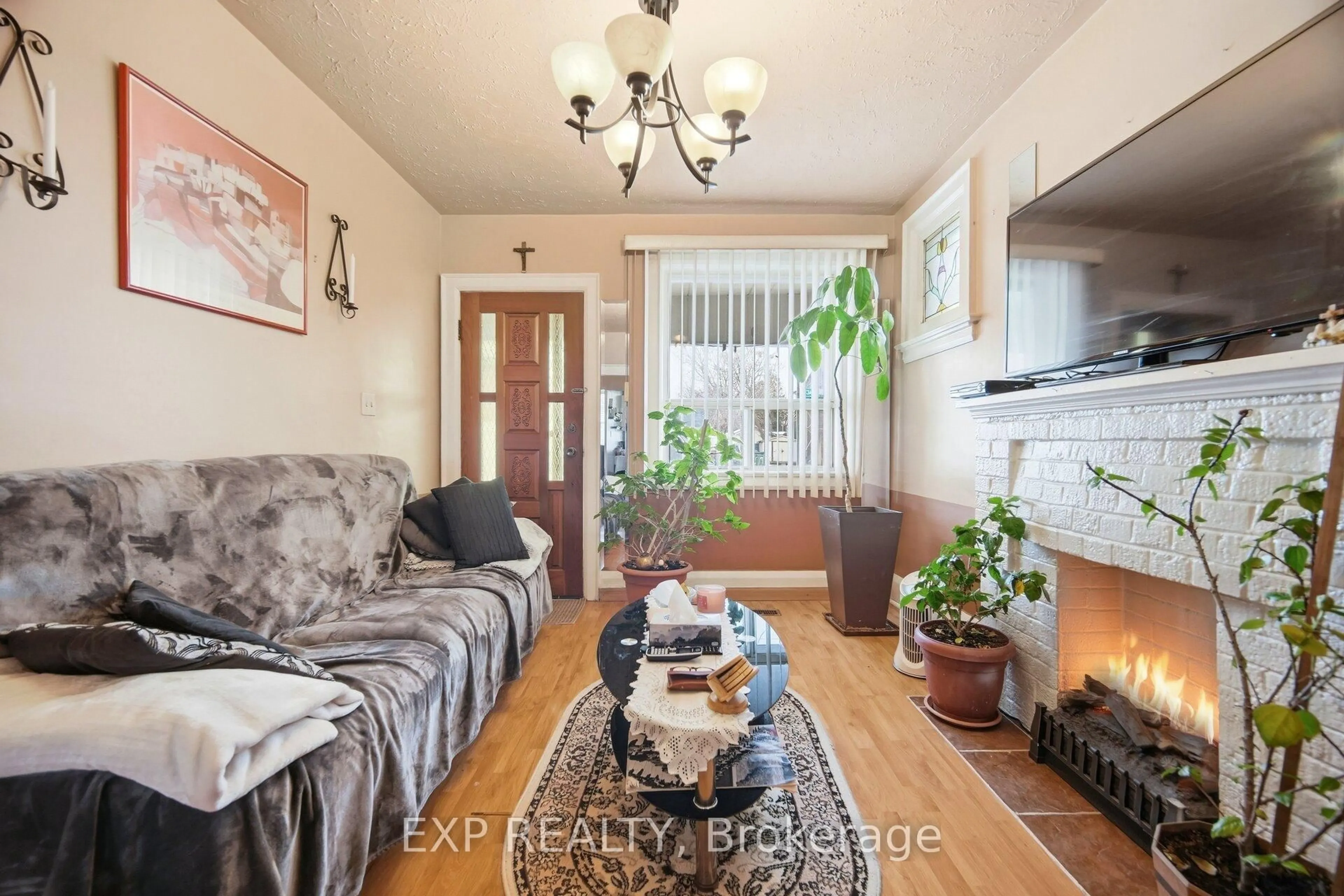 Living room with furniture, unknown for 105 Rogers Rd, Toronto Ontario M6E 1P4