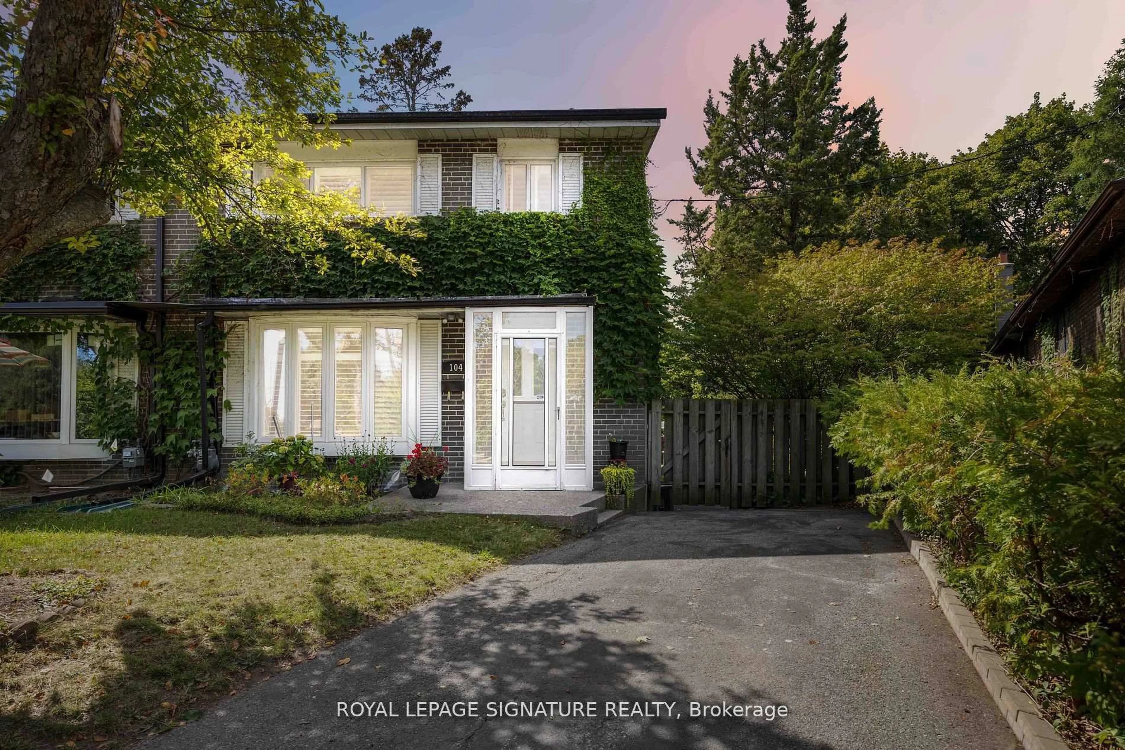 A pic from outside/outdoor area/front of a property/back of a property/a pic from drone, street for 104 Billington Cres, Toronto Ontario M3A 2G6