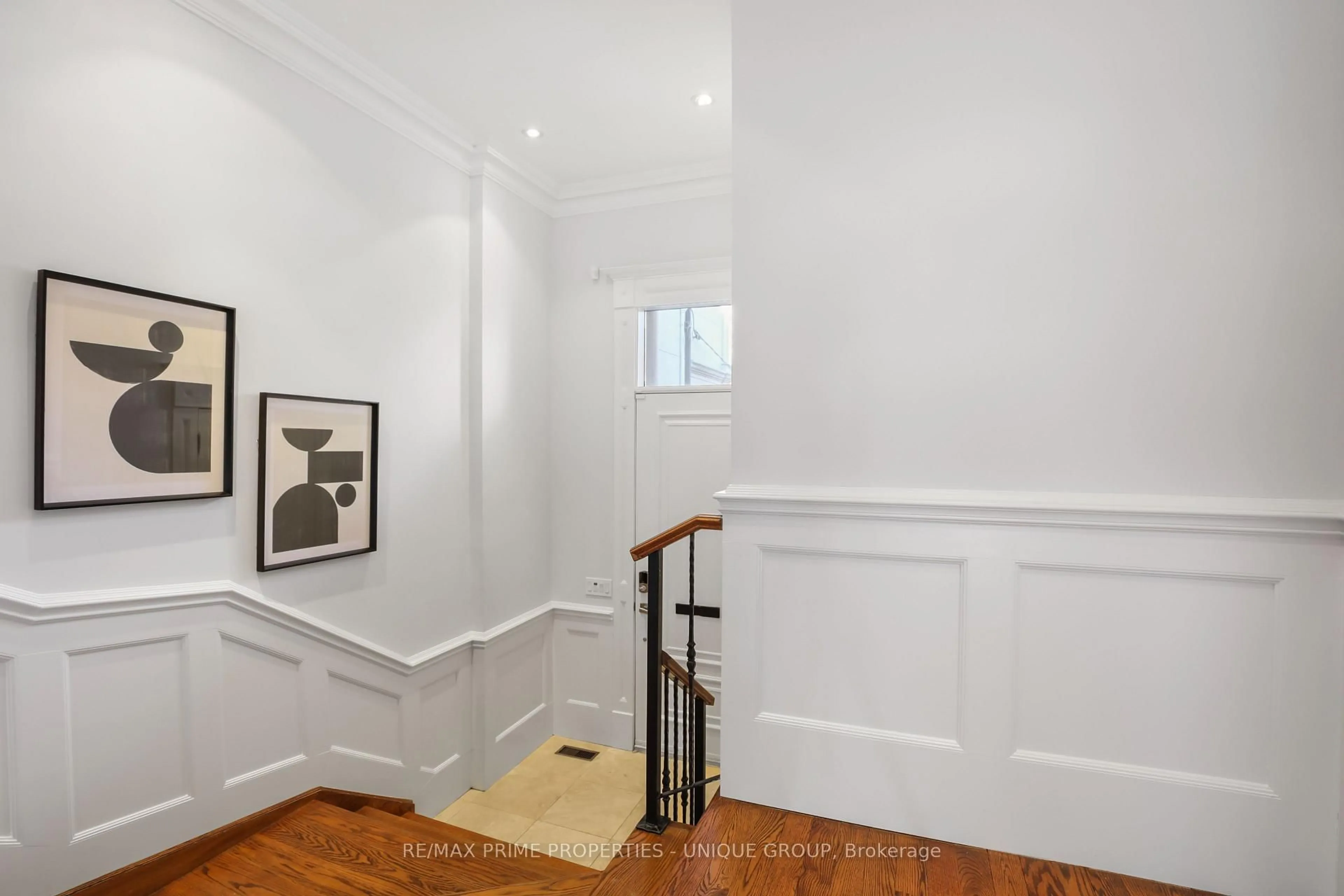 Indoor foyer for 24 Oriole Rd, Toronto Ontario M4V 2E8