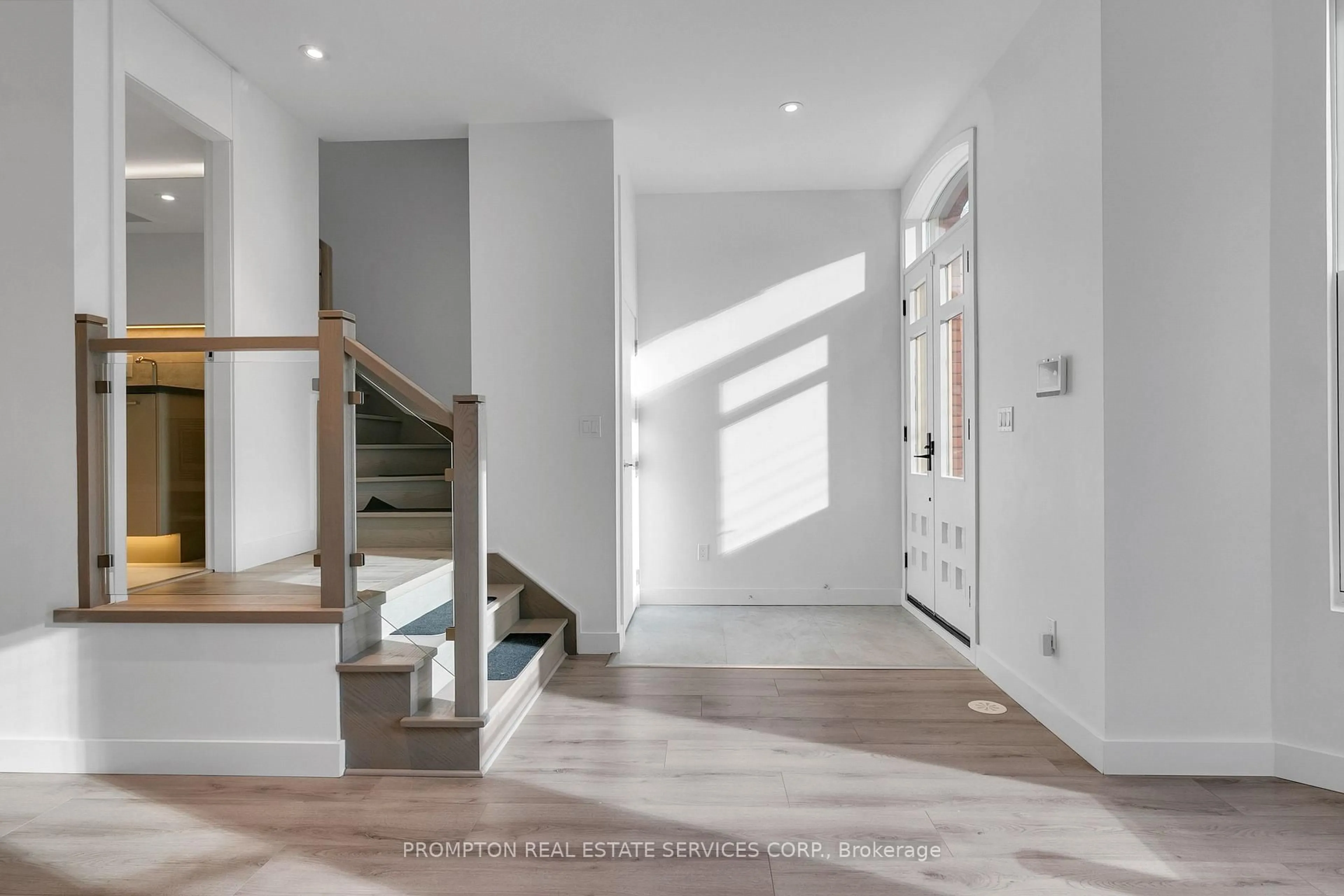 Indoor entryway for 9 Gloucester St, Toronto Ontario M4Y 1L8