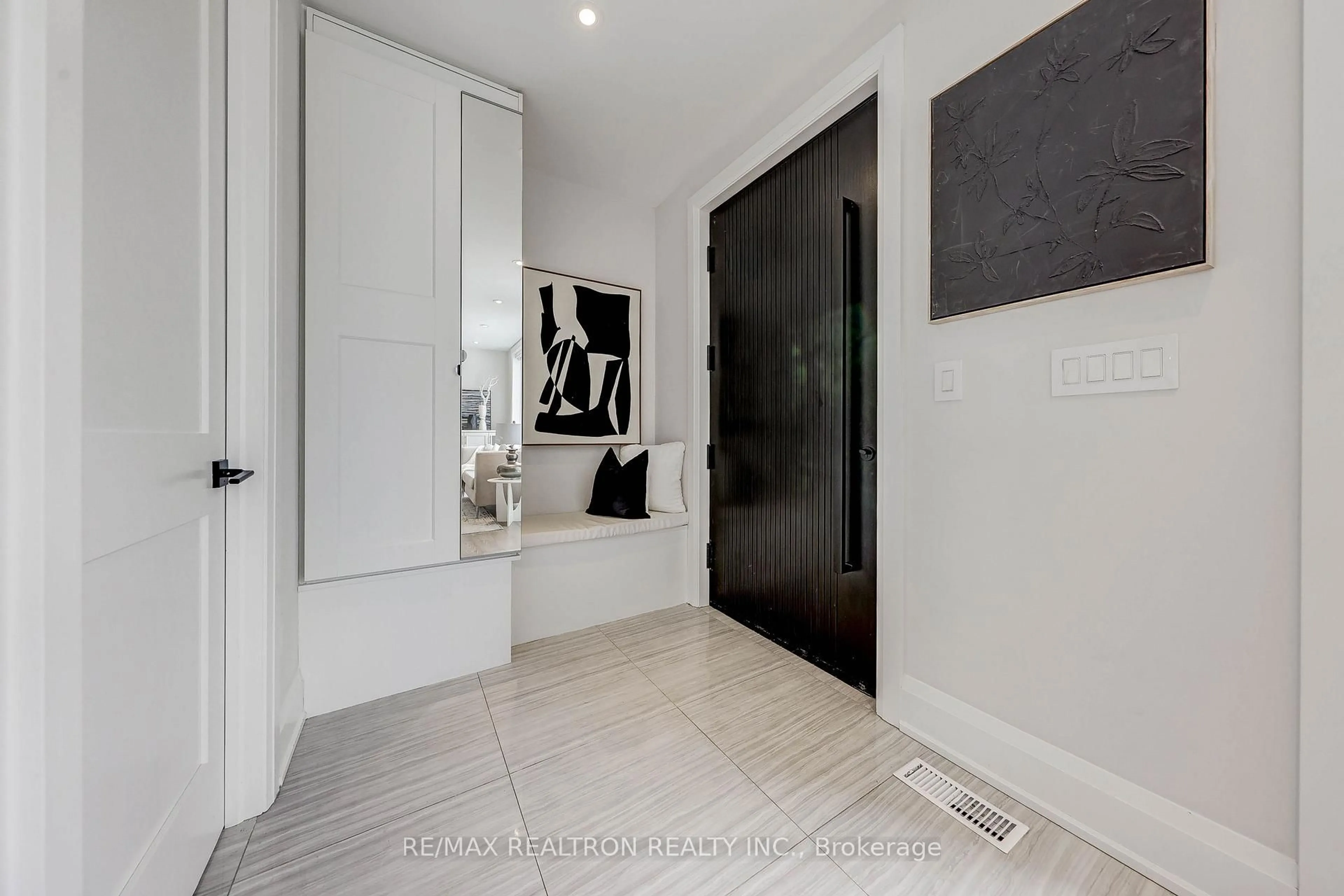 Indoor entryway for 523 Briar Hill Ave, Toronto Ontario M5N 1N1