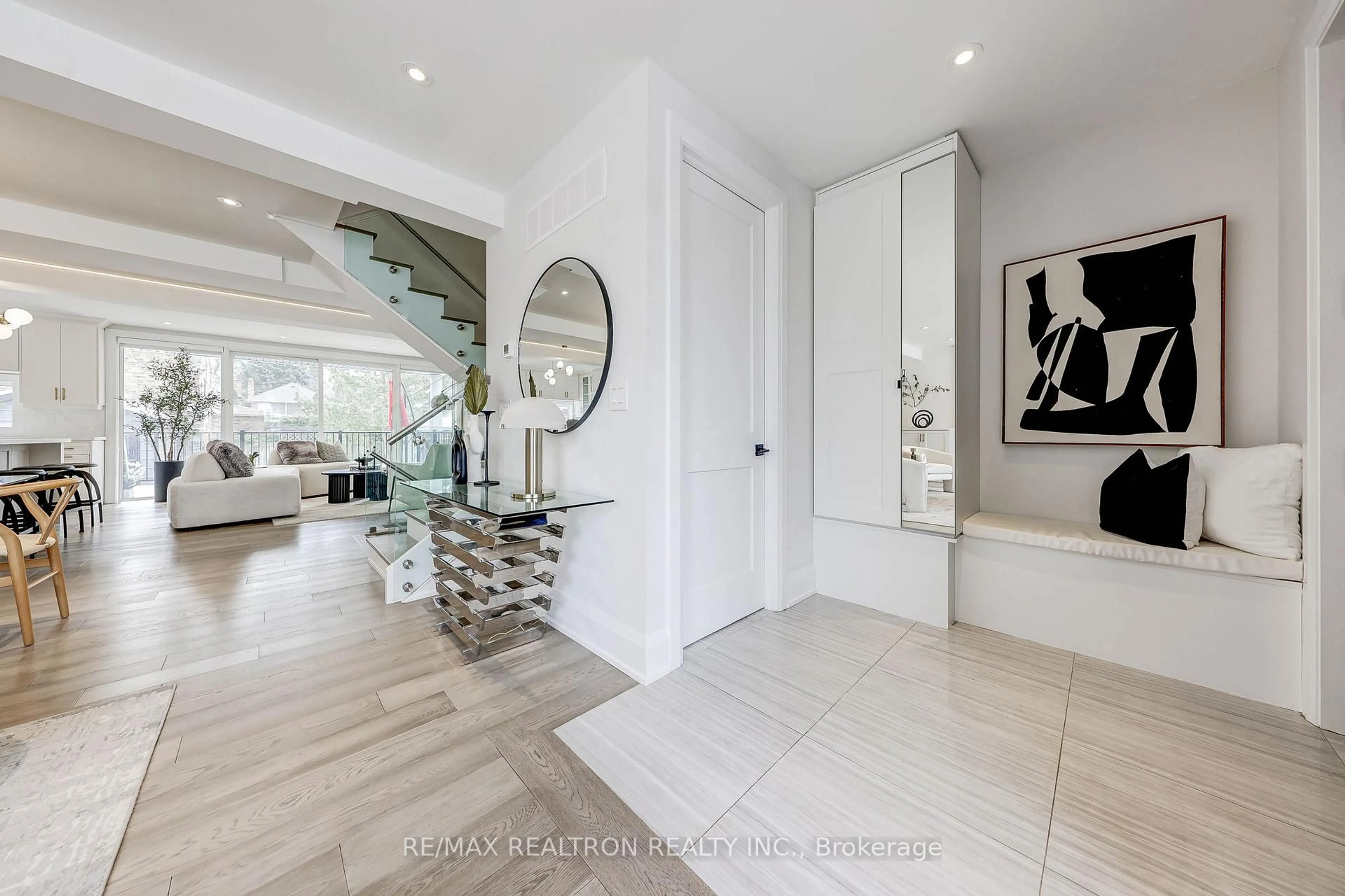 Indoor entryway for 523 Briar Hill Ave, Toronto Ontario M5N 1N1