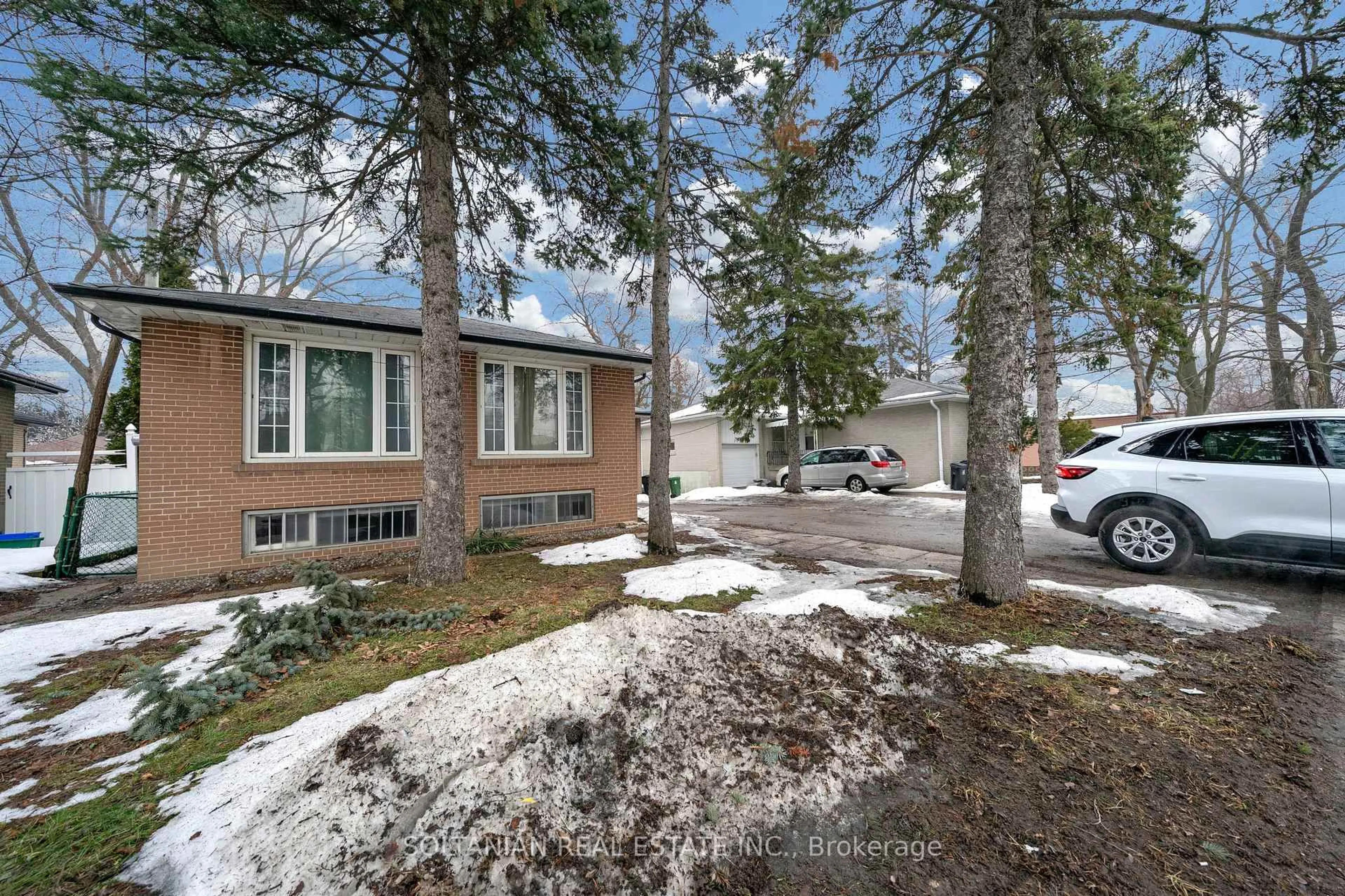 A pic from outside/outdoor area/front of a property/back of a property/a pic from drone, street for 3053 Bayview Ave, Toronto Ontario M2K 1G1