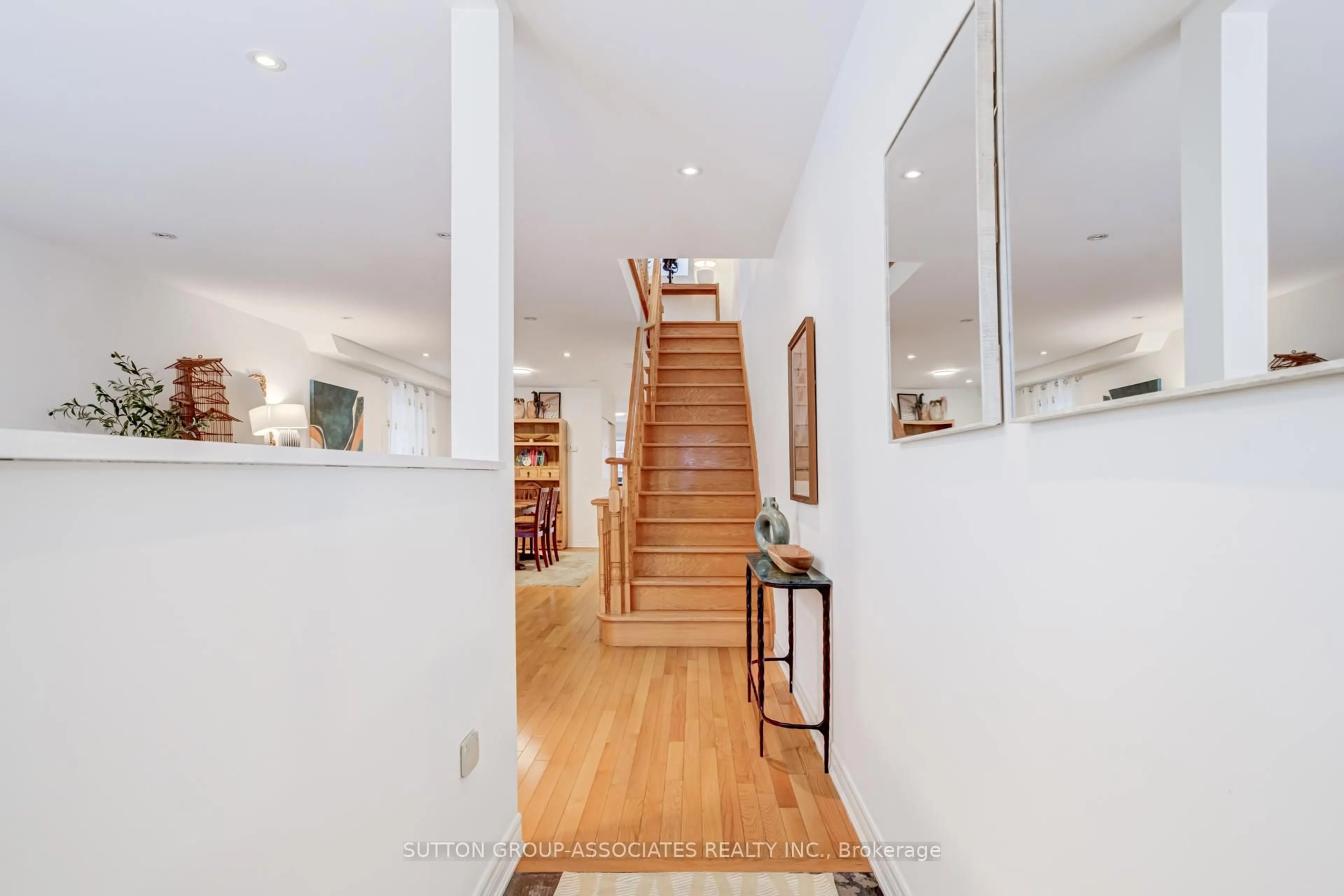 Indoor entryway for 493 Clinton St, Toronto Ontario M6G 2Z3