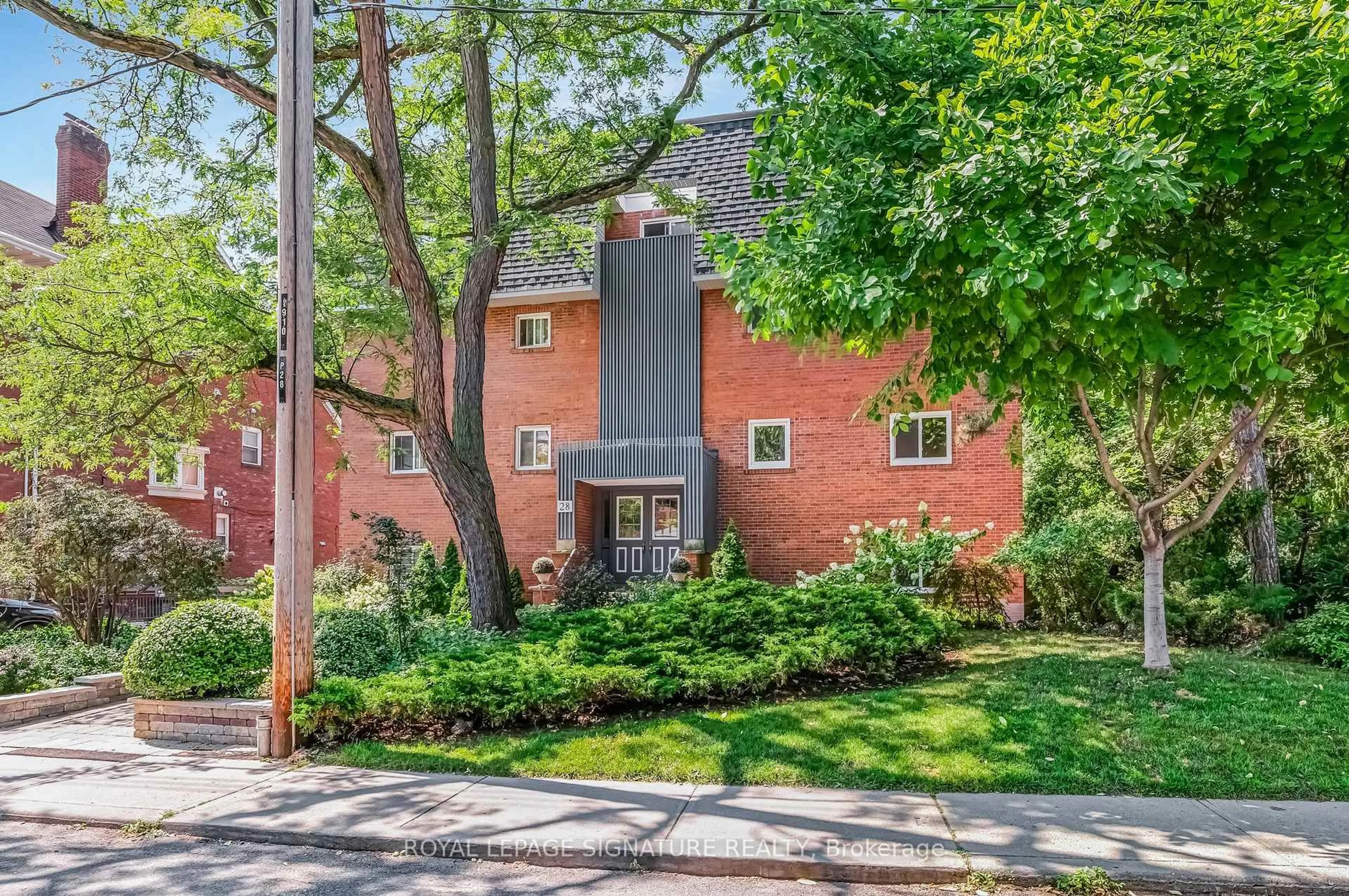 Home with brick exterior material, street for 28 Admiral Rd #8, Toronto Ontario M5R 2L5