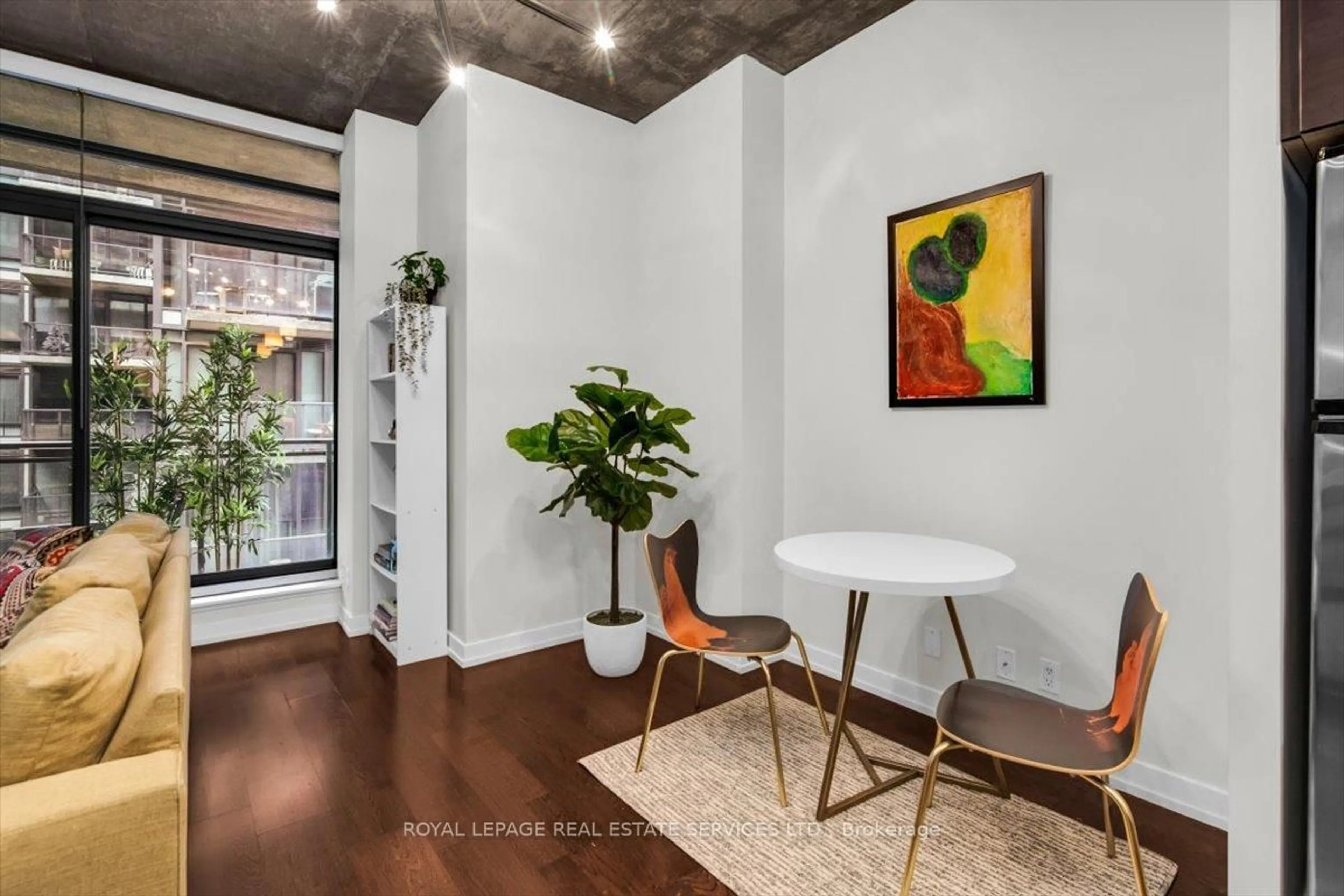 Indoor entryway for 10 Morrison St #409, Toronto Ontario M5V 2T8