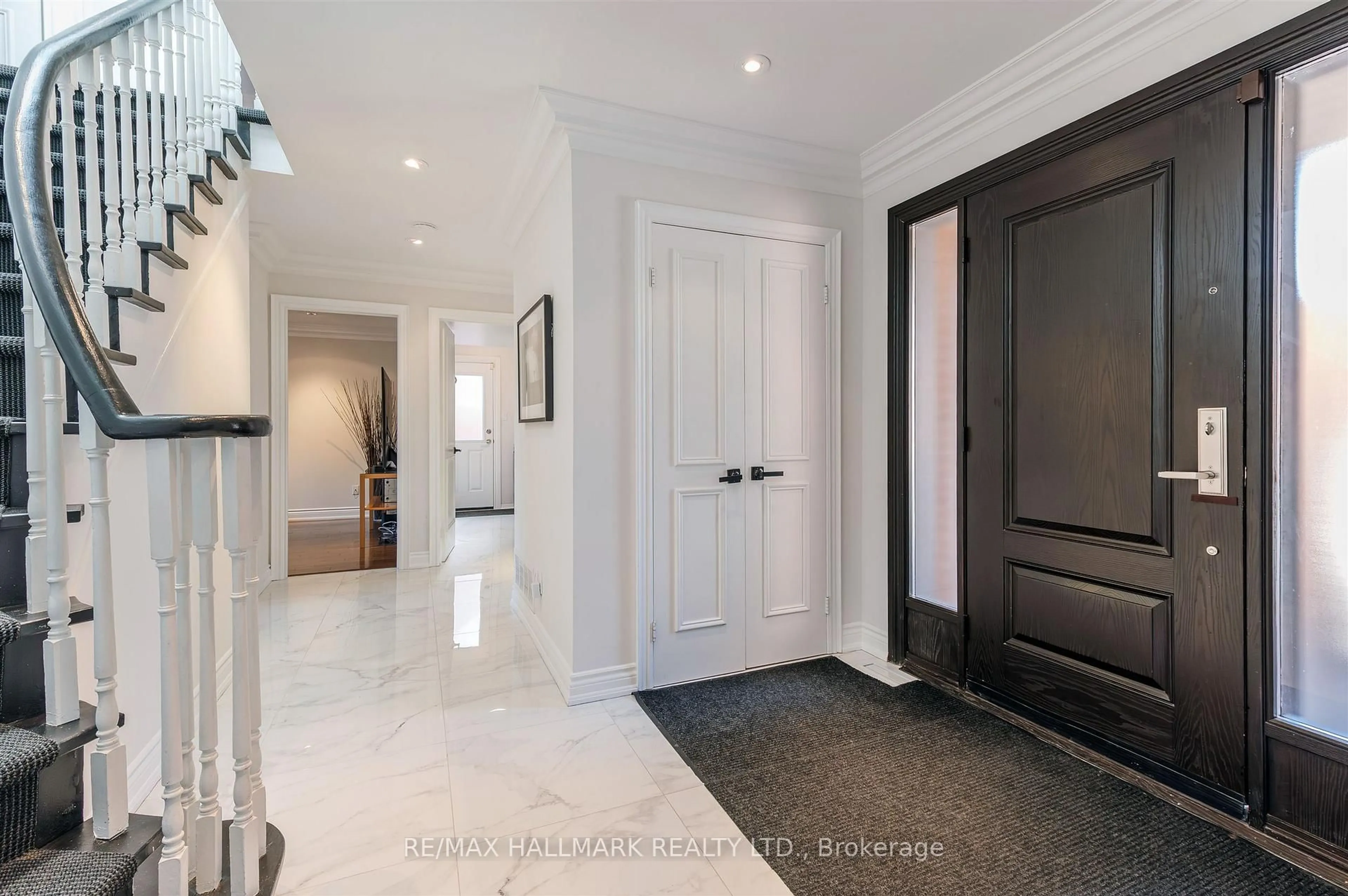 Indoor entryway for 136 Mossgrove Tr, Toronto Ontario M2L 2W5