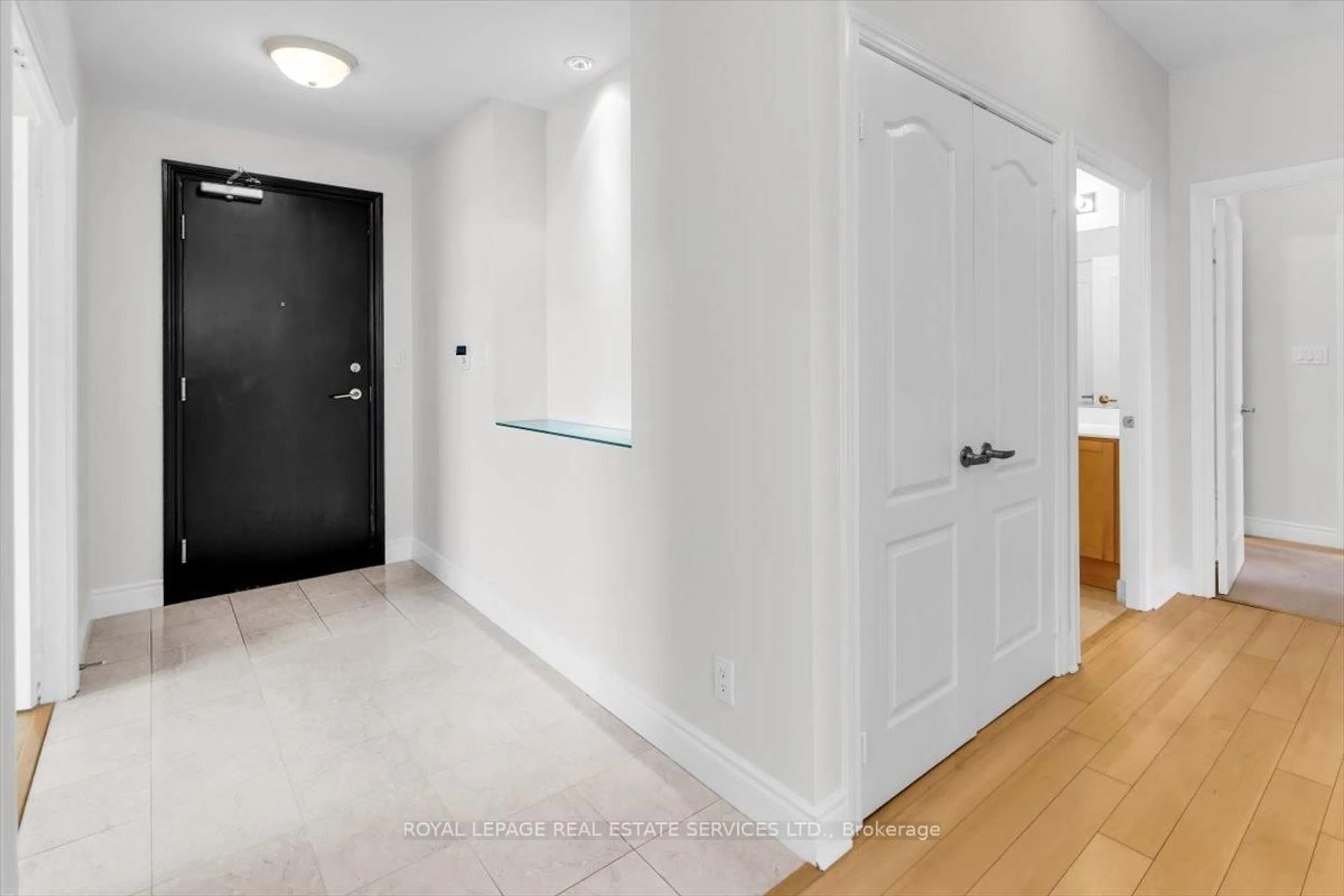 Indoor entryway for 1105 Leslie St #906, Toronto Ontario M3C 4G9
